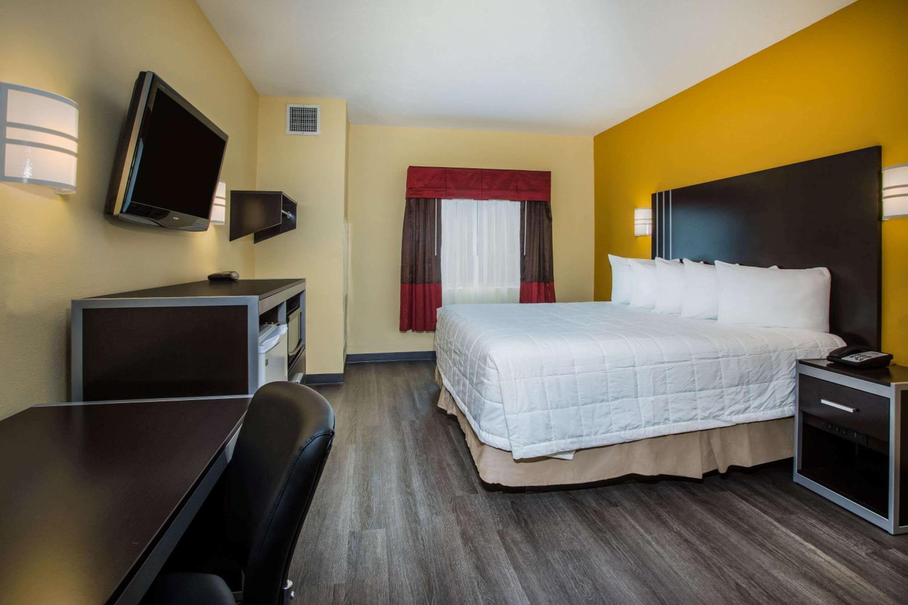 King Room - Non-Smoking - Photo 1