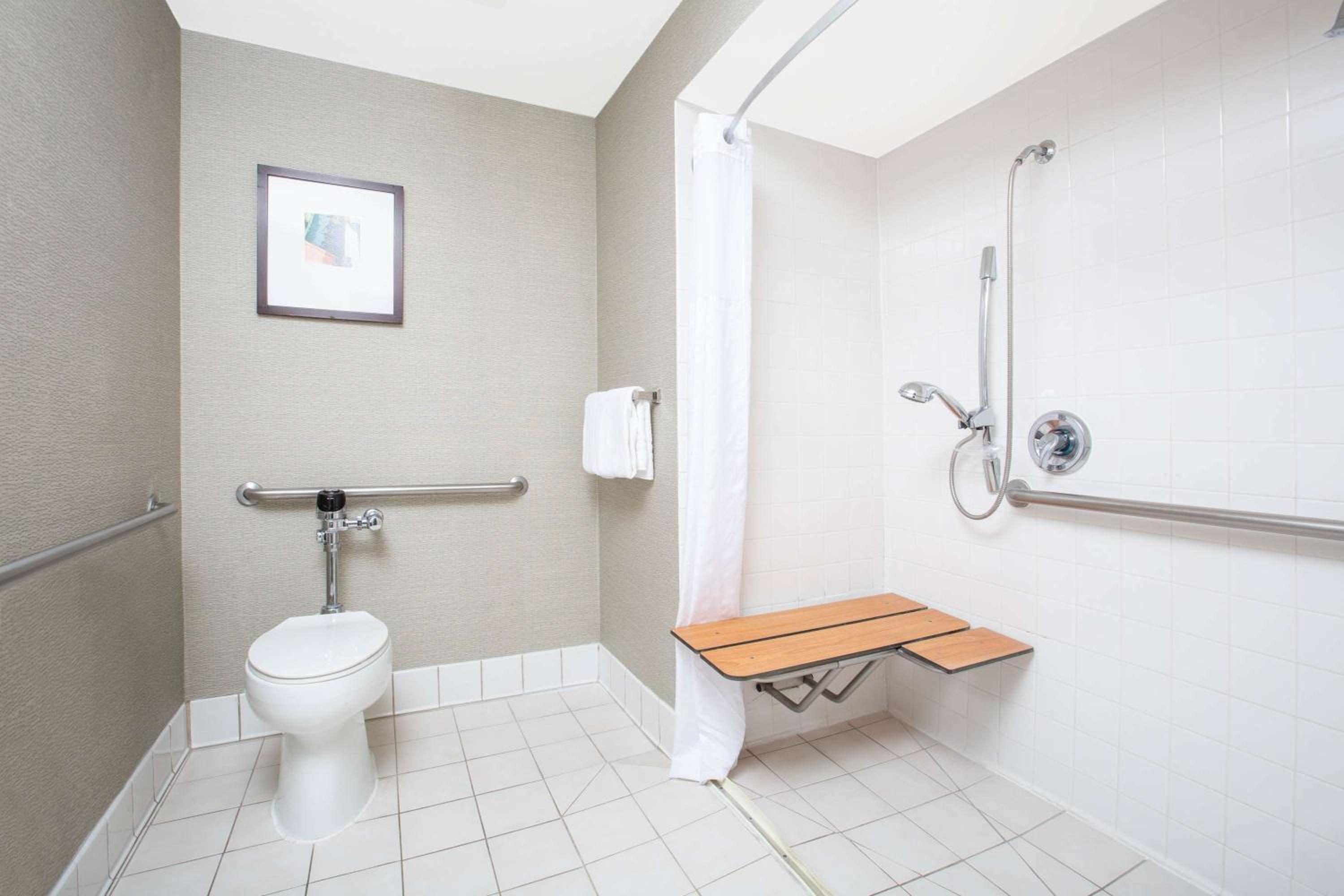 King Room with Mobility/Hearing Impaired Access - Non-Smoking - Photo 7