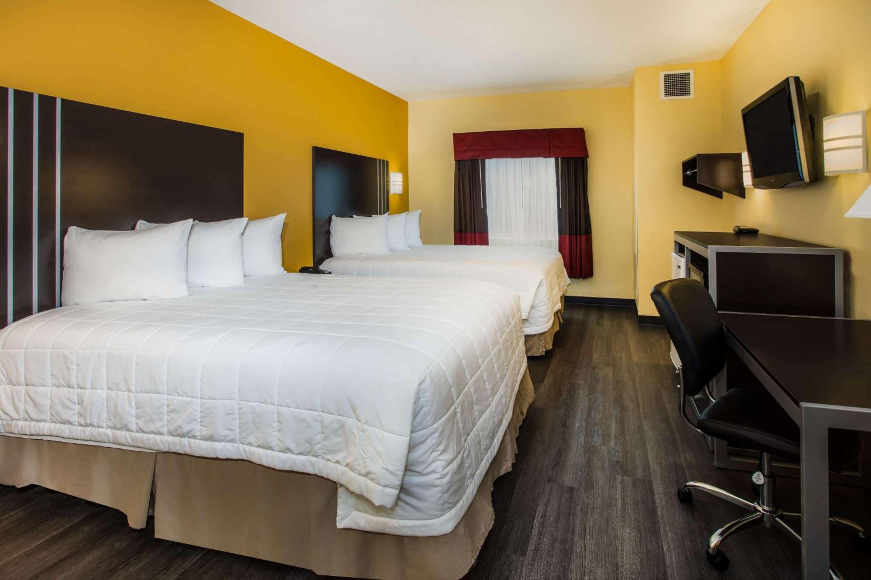 Queen Room with Two Queen Beds - Non-Smoking - Photo 1