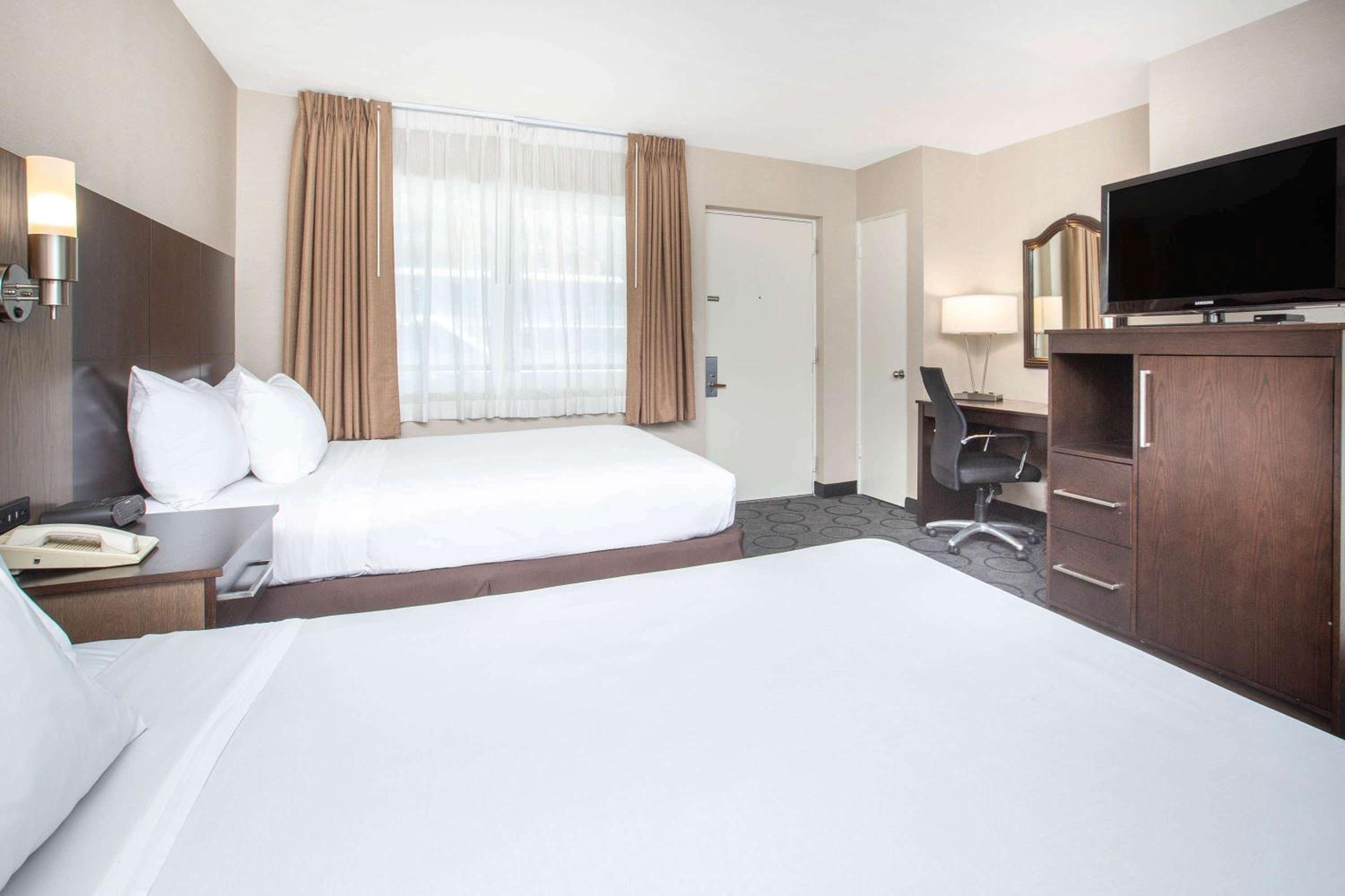Queen Room with Two Queen Beds - Non-Smoking - Photo 4