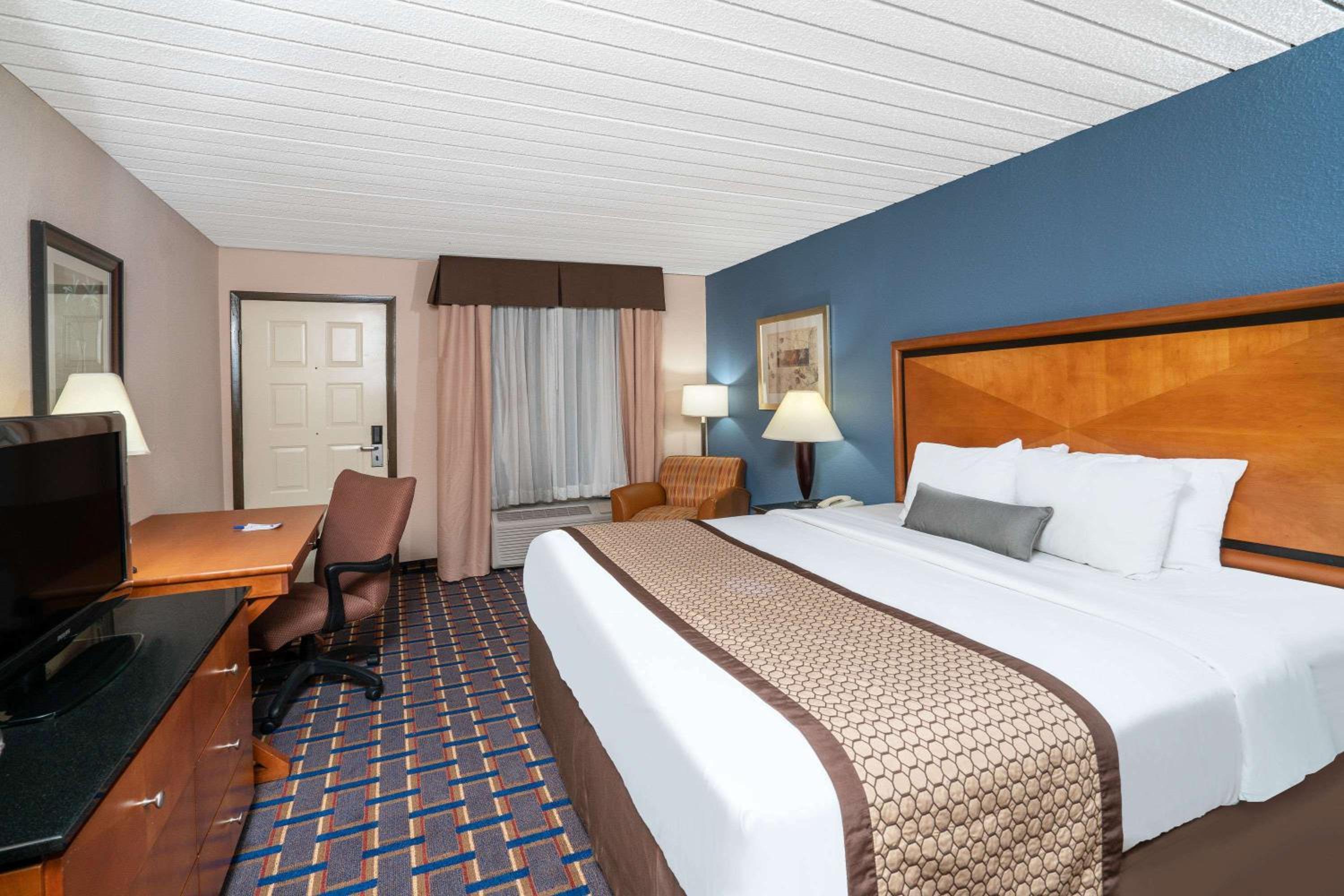 Deluxe King Room - Non-Smoking - Photo 4