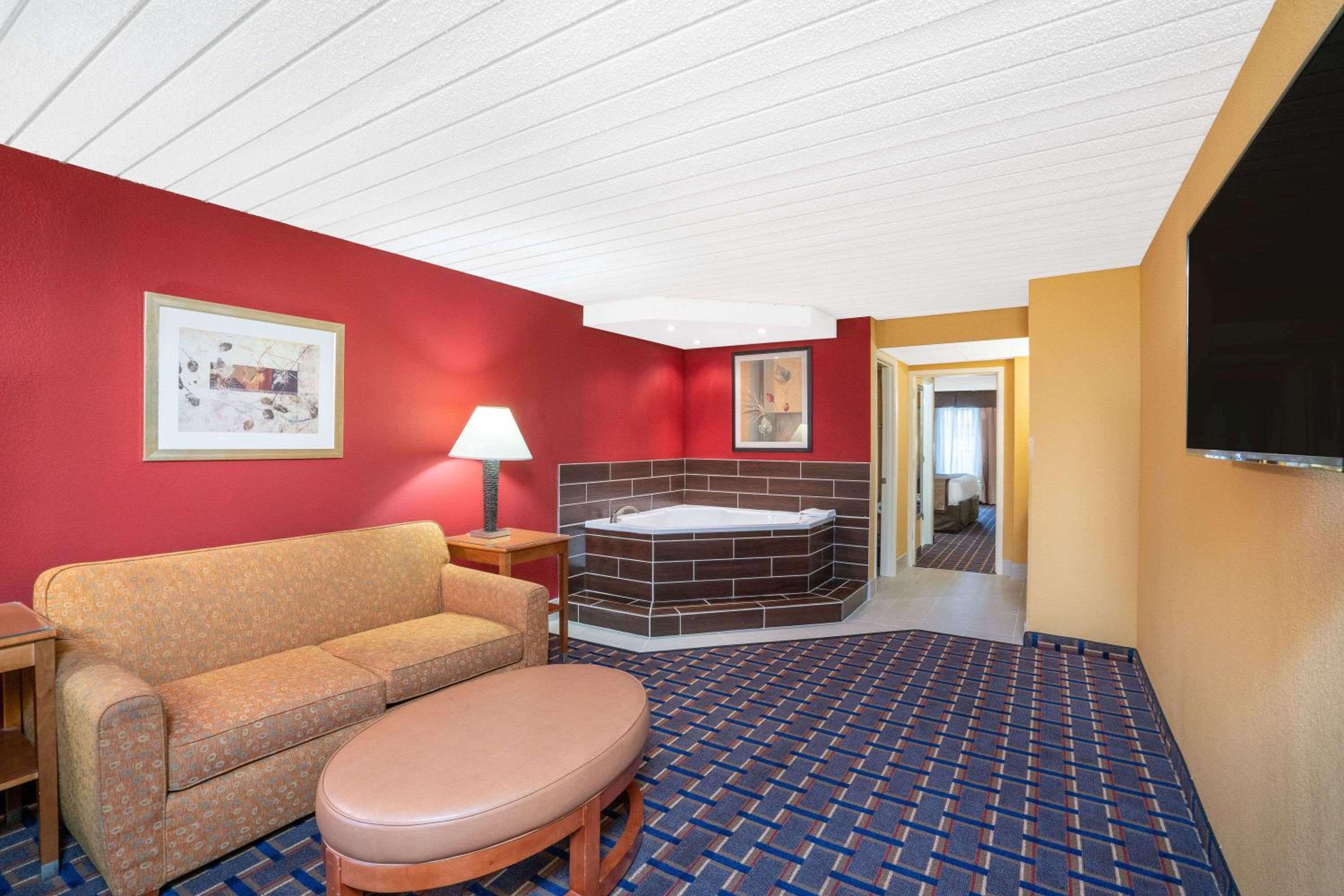 One-Bedroom King Suite - Non-Smoking - Photo 10
