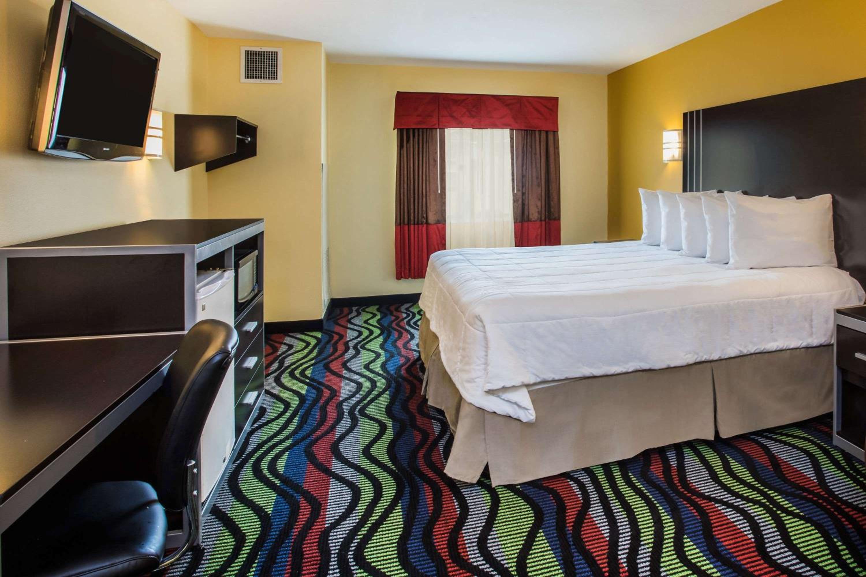 King Room - Non-Smoking - Photo 7