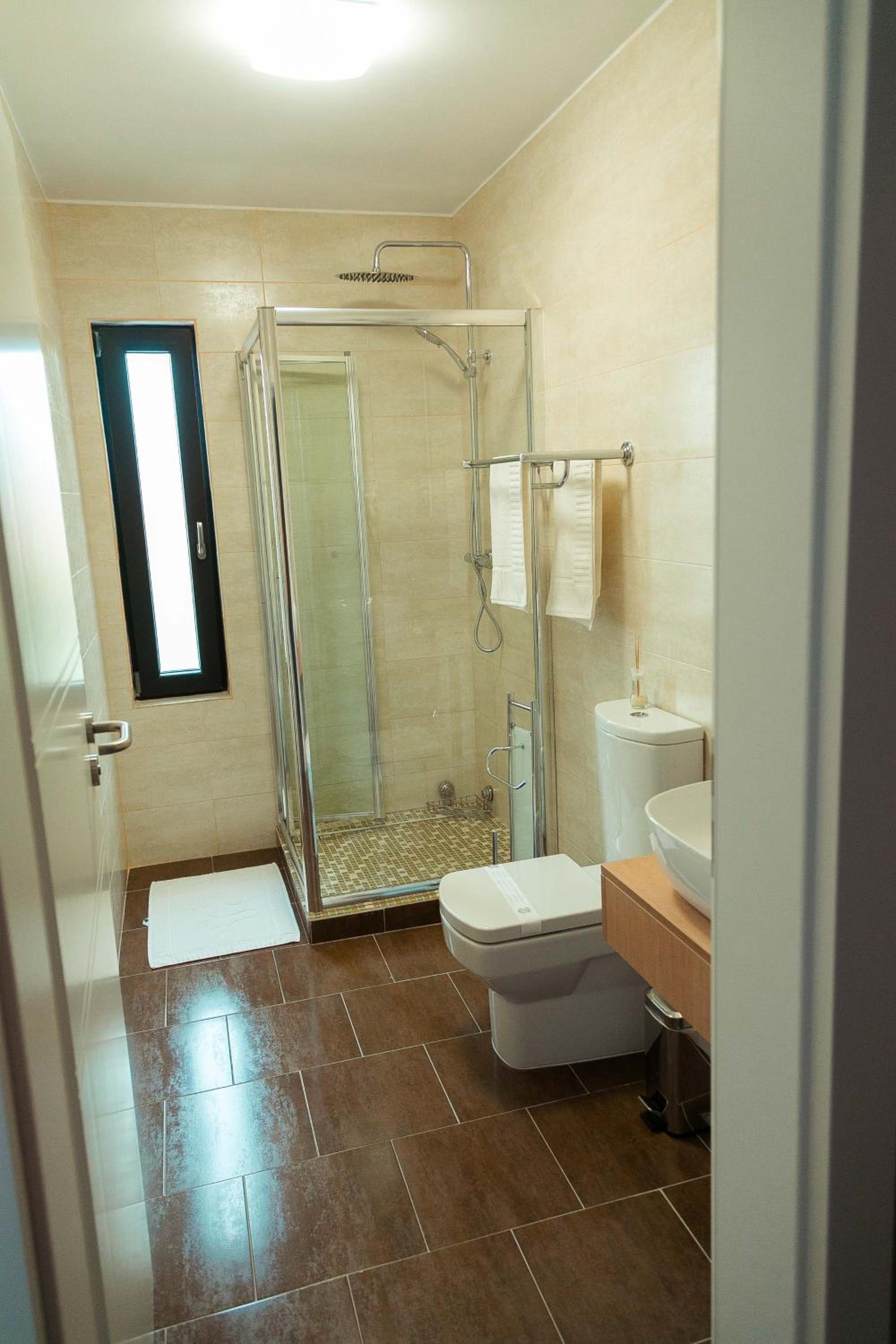 Apartment With Shared Bathroom photo 2