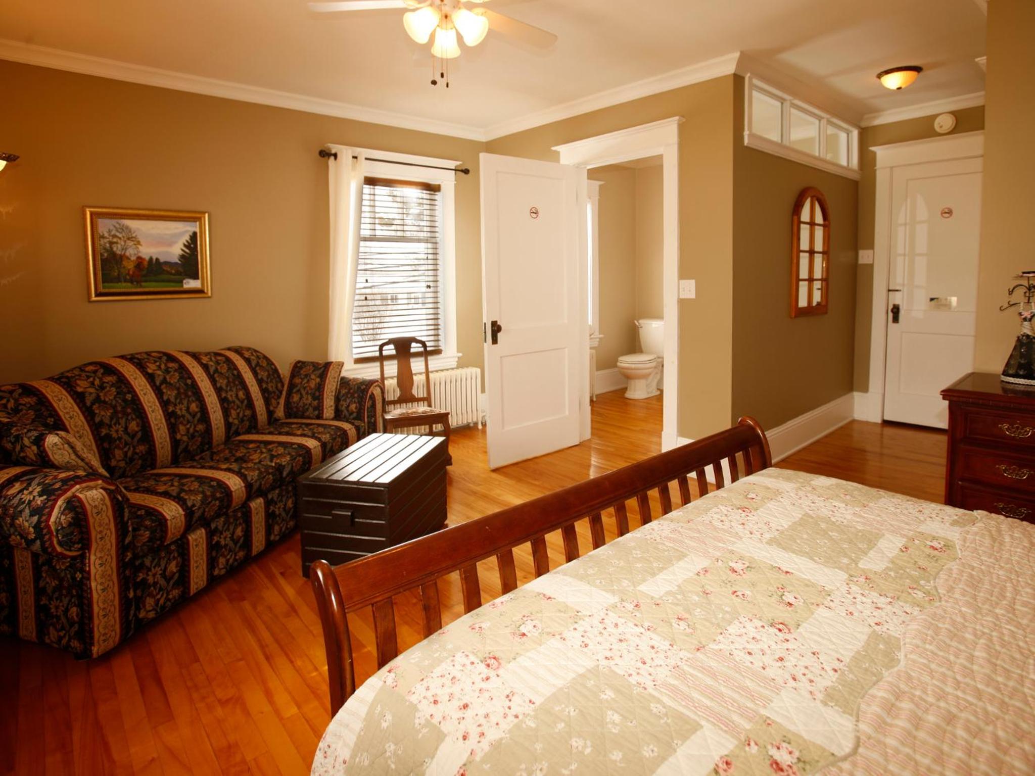 Queen Room with Bath photo 1