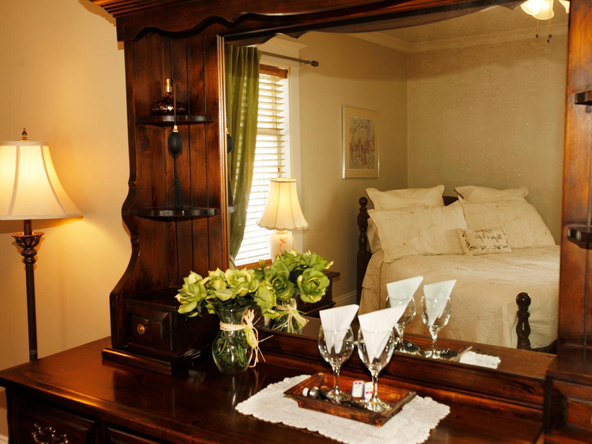Queen Room with shower photo 2