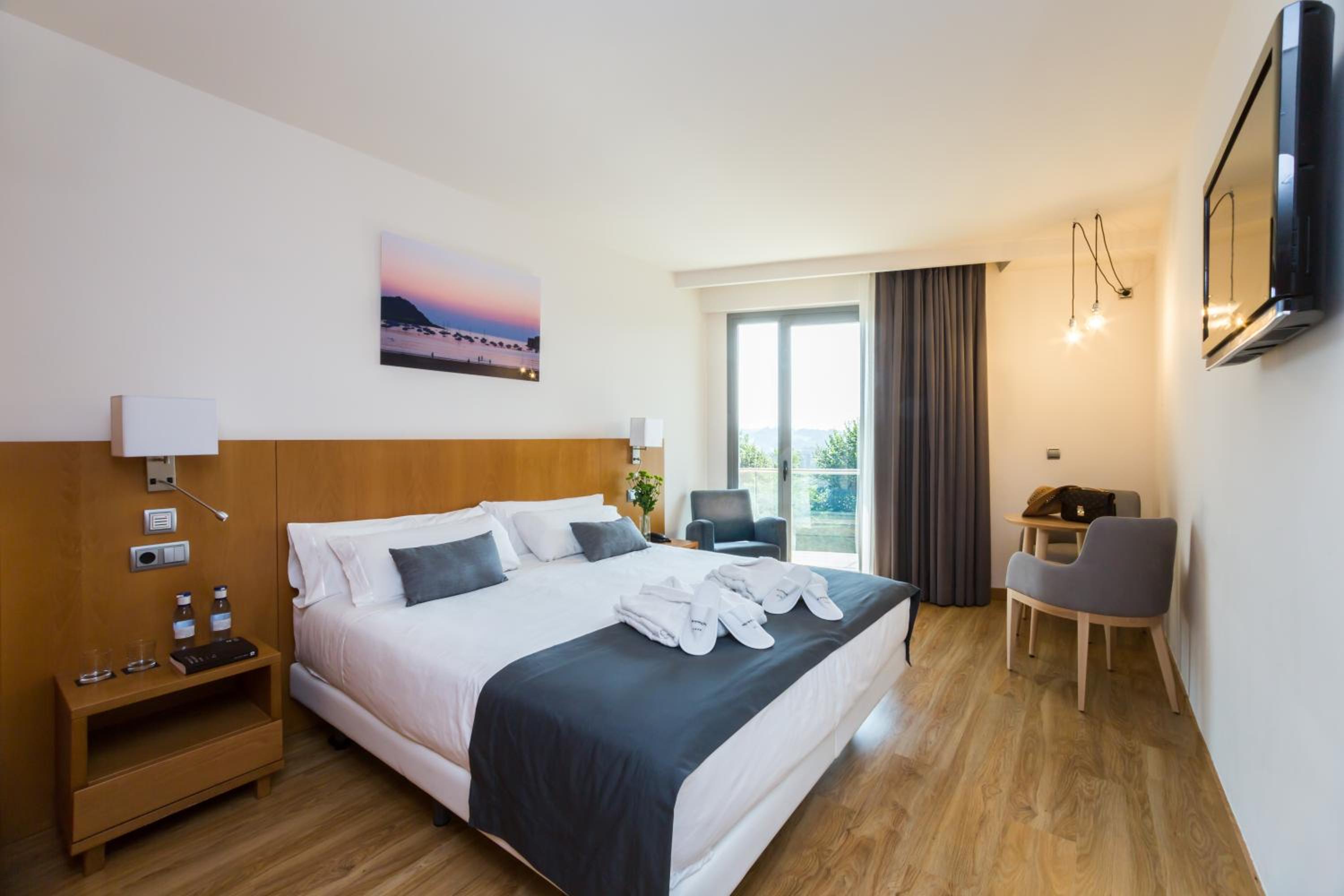 Superior Double Room with Balcony - Photo 1