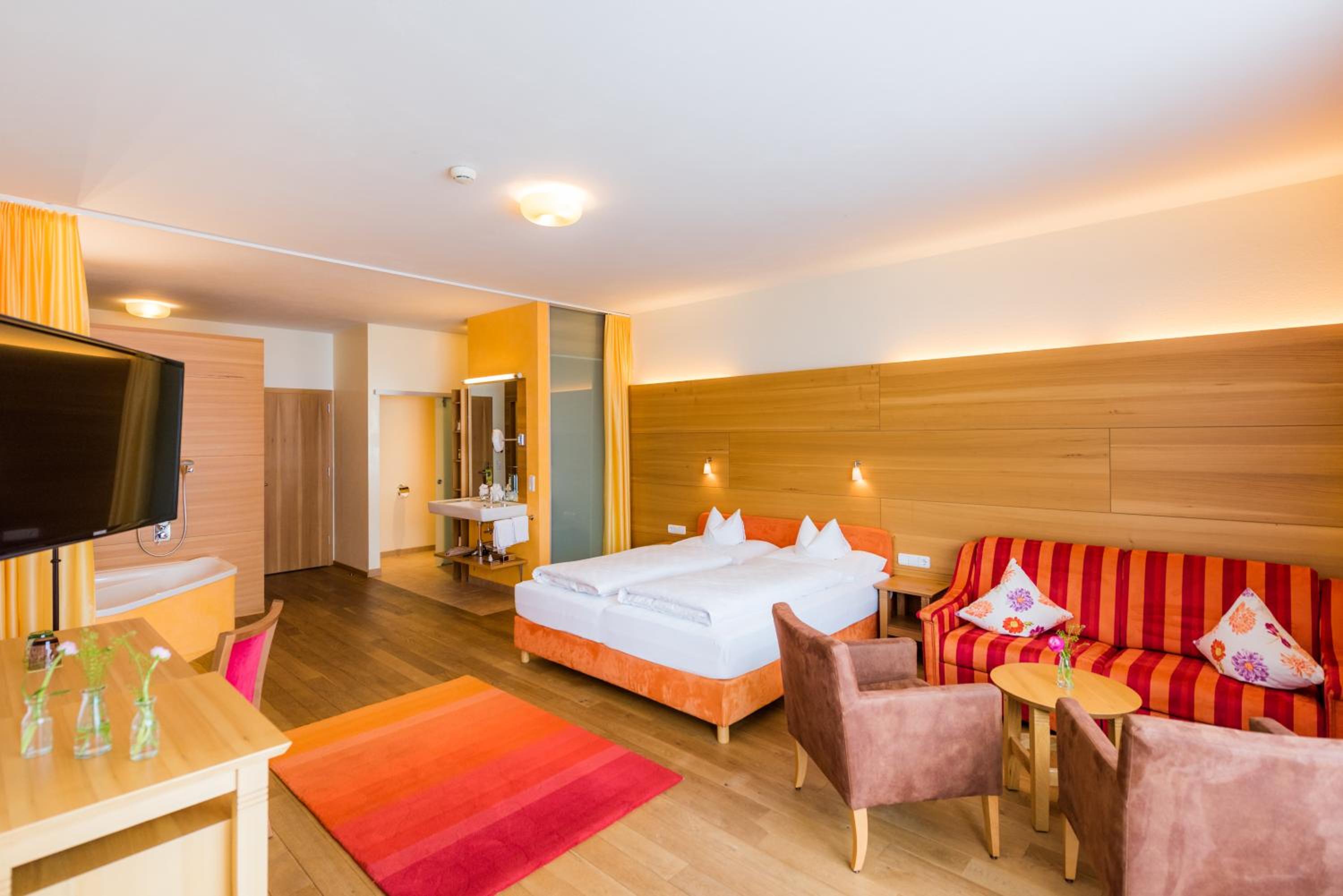 Suite with Balcony - Photo 9