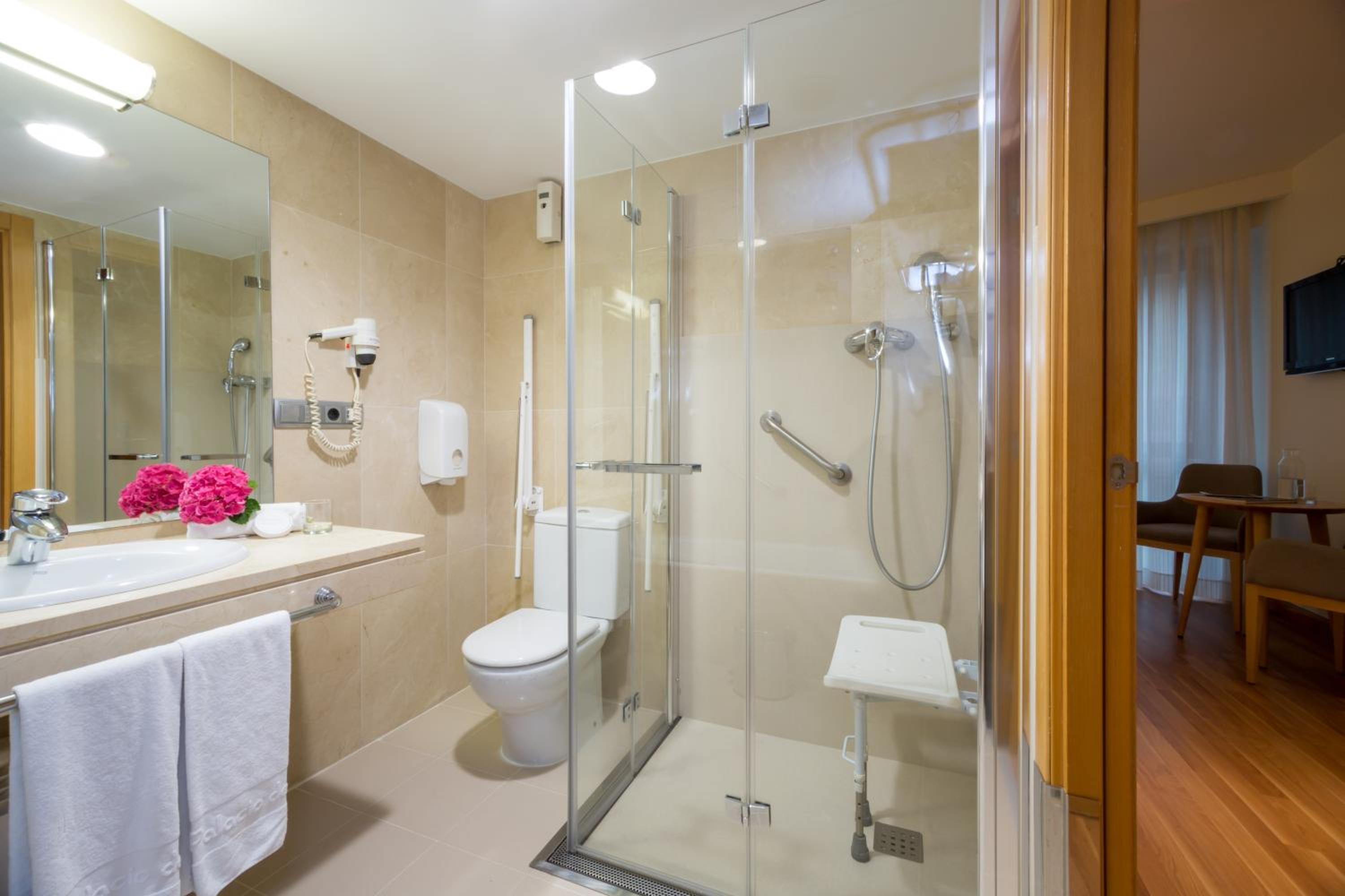 Double or Twin Room - Photo 3