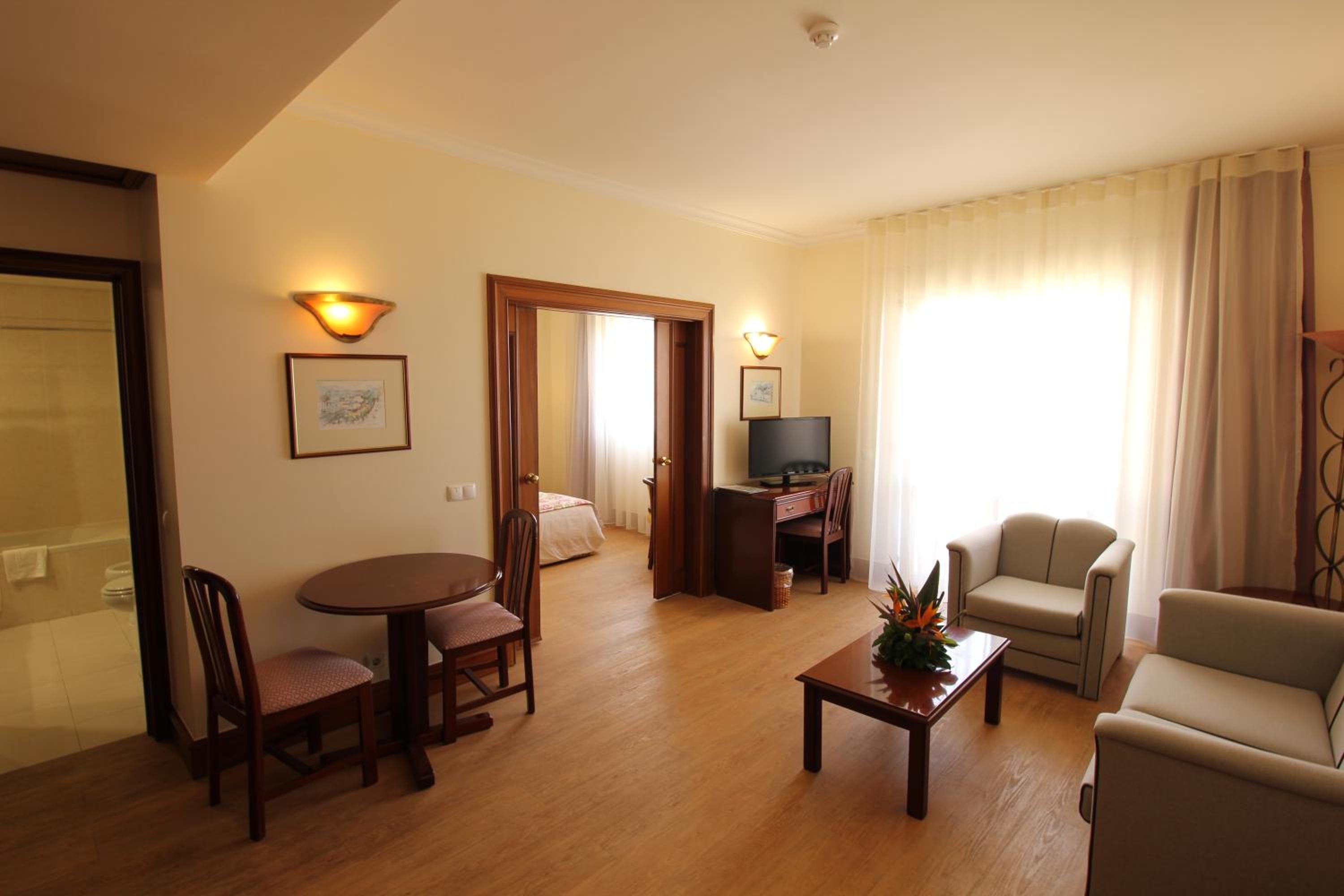 Suite with Balcony - Photo 4