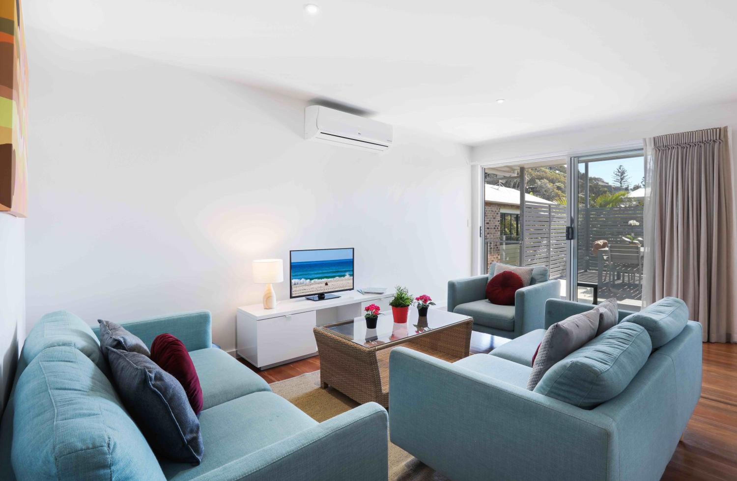 Deluxe Two Bedroom Apartment with Balcony - No View thumbnail 5