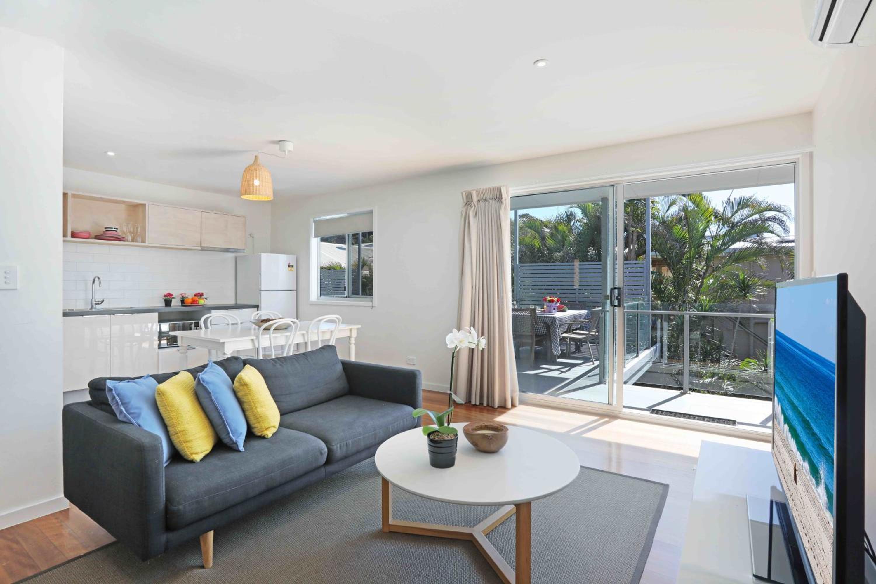 Deluxe Two Bedroom Apartment with Balcony - No View thumbnail 5