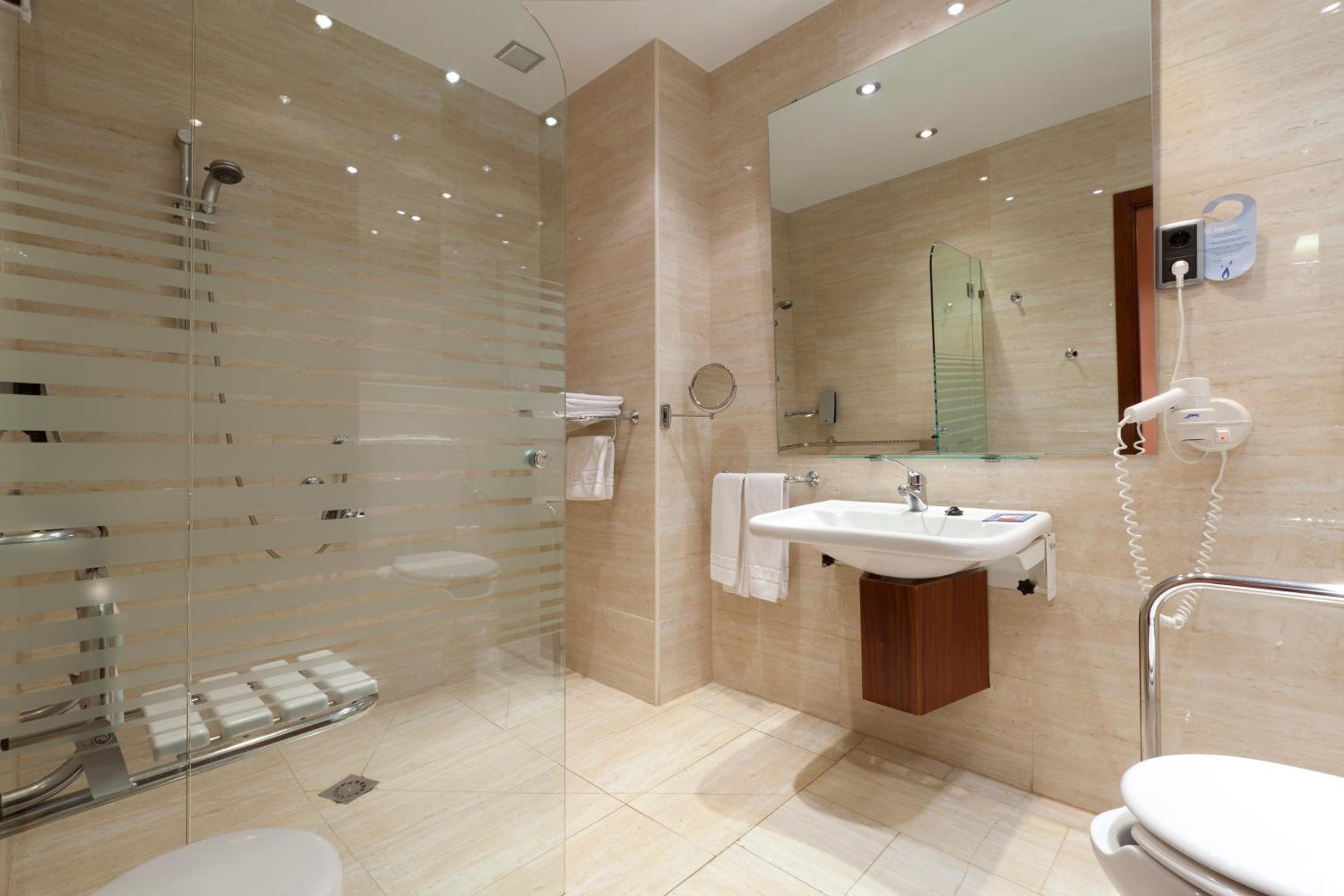 Double or Twin Room - Disabled Access - Photo 7