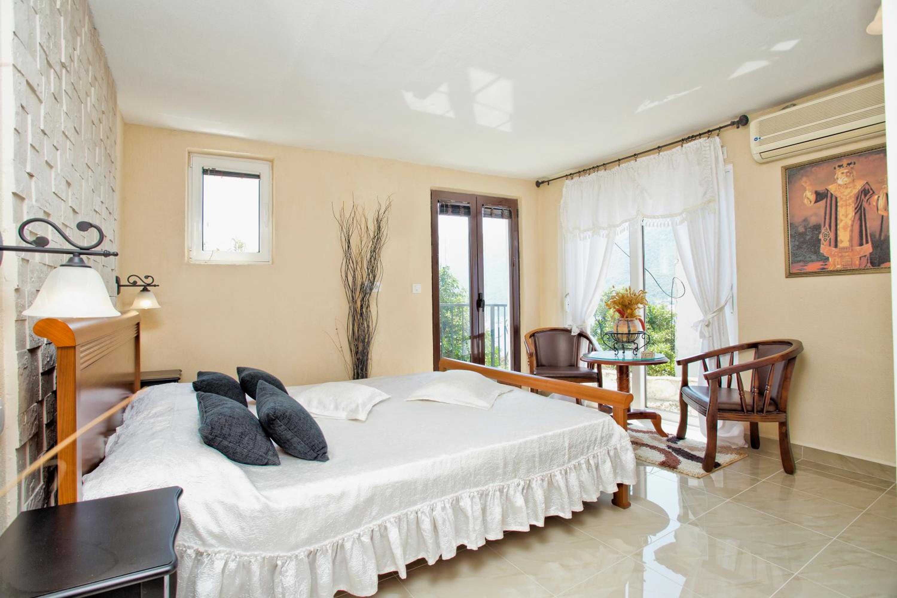 One-Bedroom Apartment with Balcony and Partial Sea View, photo 6