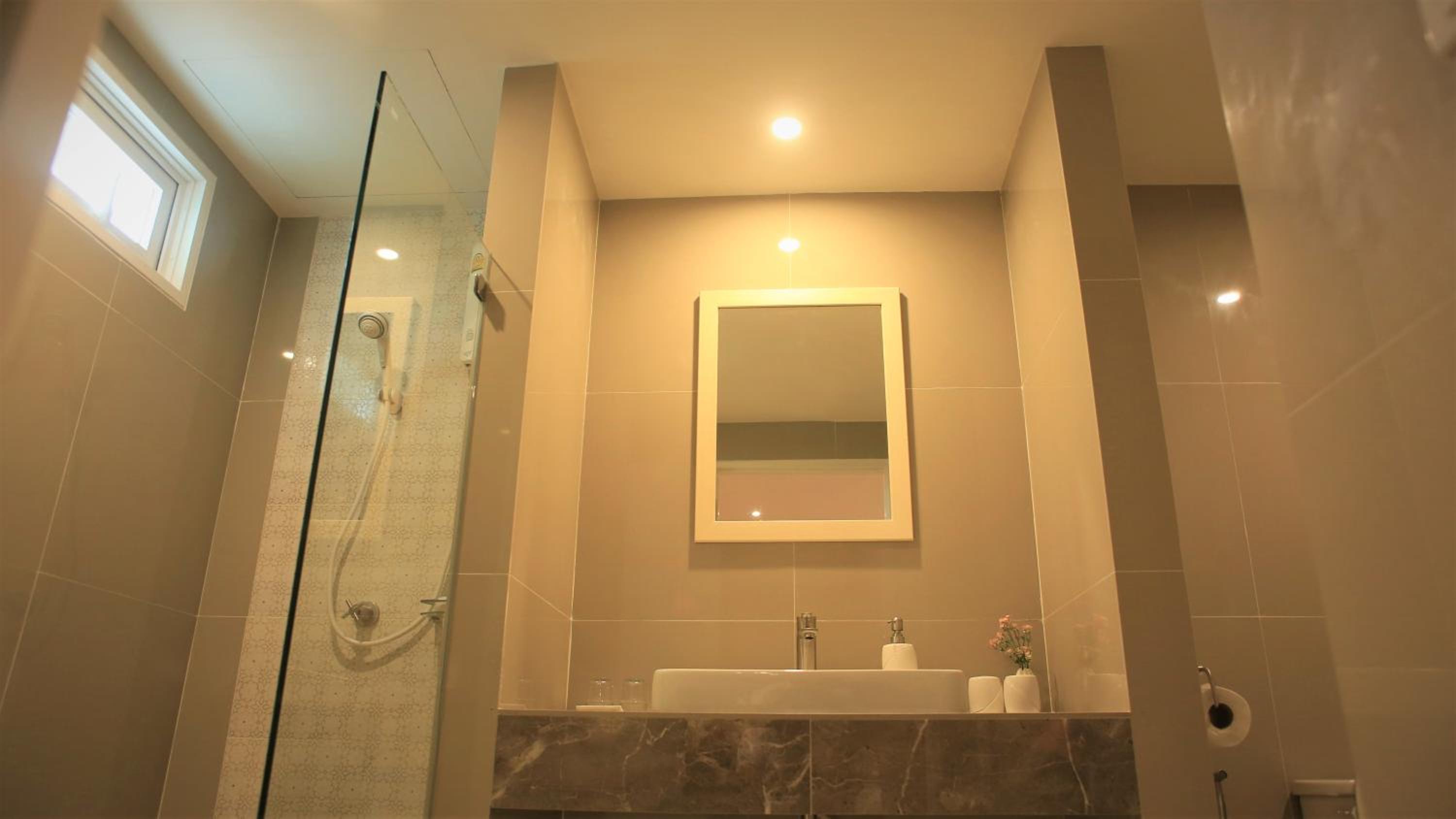 King Suite - Photo 2