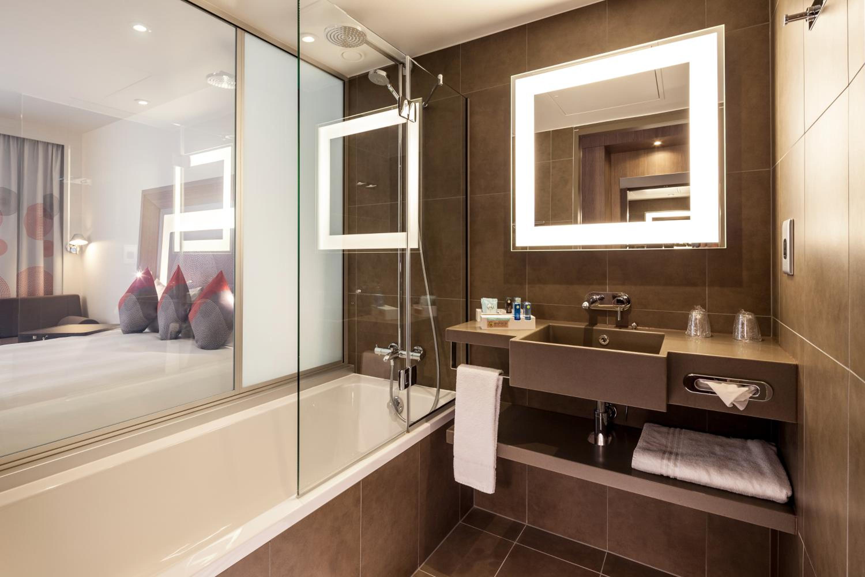Premium Queen Room with Two Single Sofa Beds photo 2