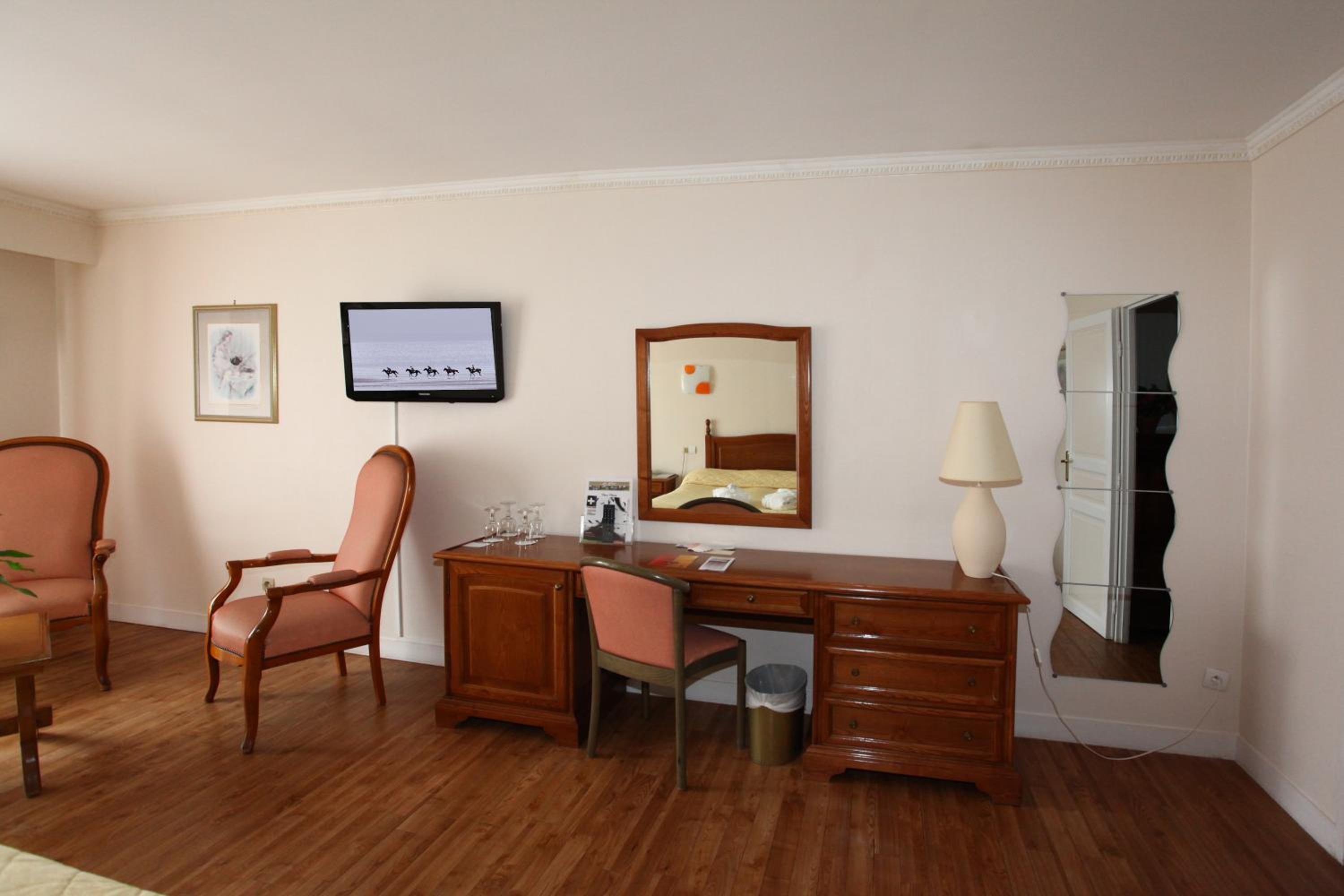 Deluxe Family Room - Photo 5
