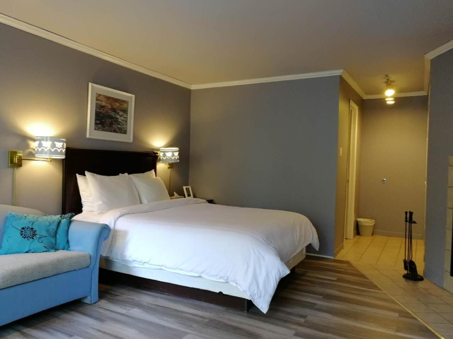 Queen Suite Fireplace kitchenette and 1-Person Jacuzzi photo 2
