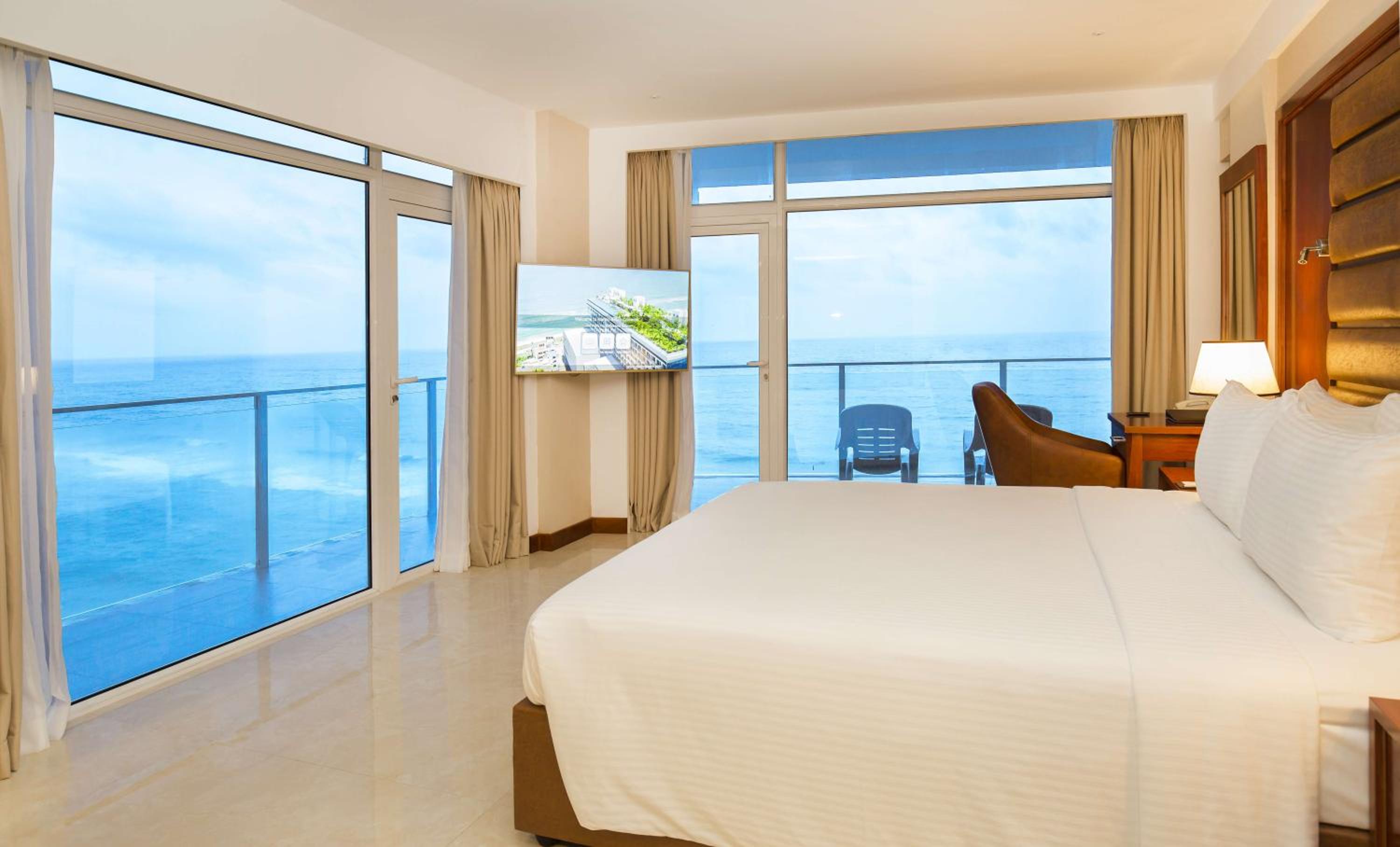 Signature Panorama Sea View King Room with Complimentary City Tour & Access to Beach Lounge - Photo 1