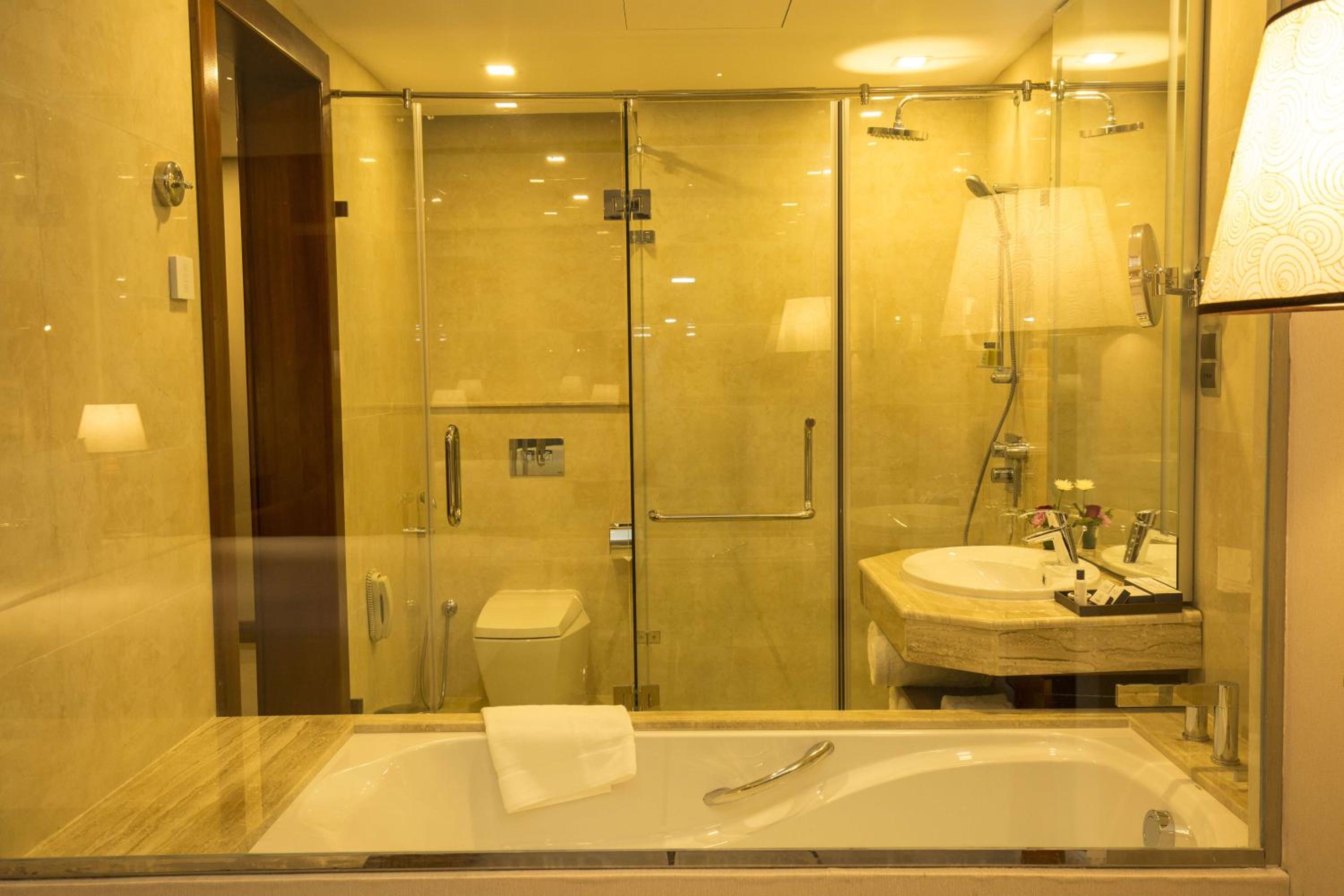 Signature Panorama Sea View King Room with Complimentary City Tour & Access to Beach Lounge - Photo 6