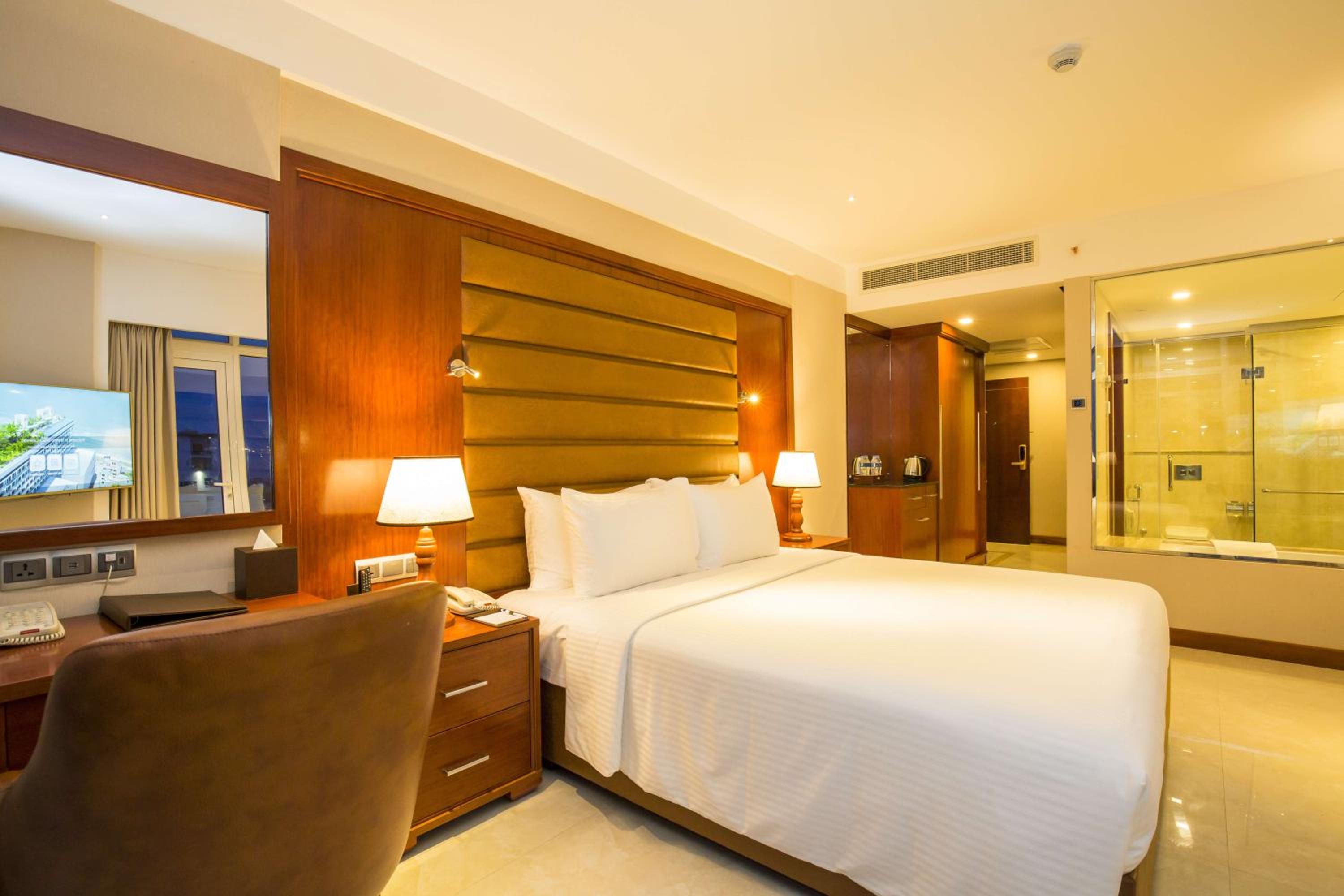 Signature Panorama Sea View King Room with Complimentary City Tour & Access to Beach Lounge - Photo 5
