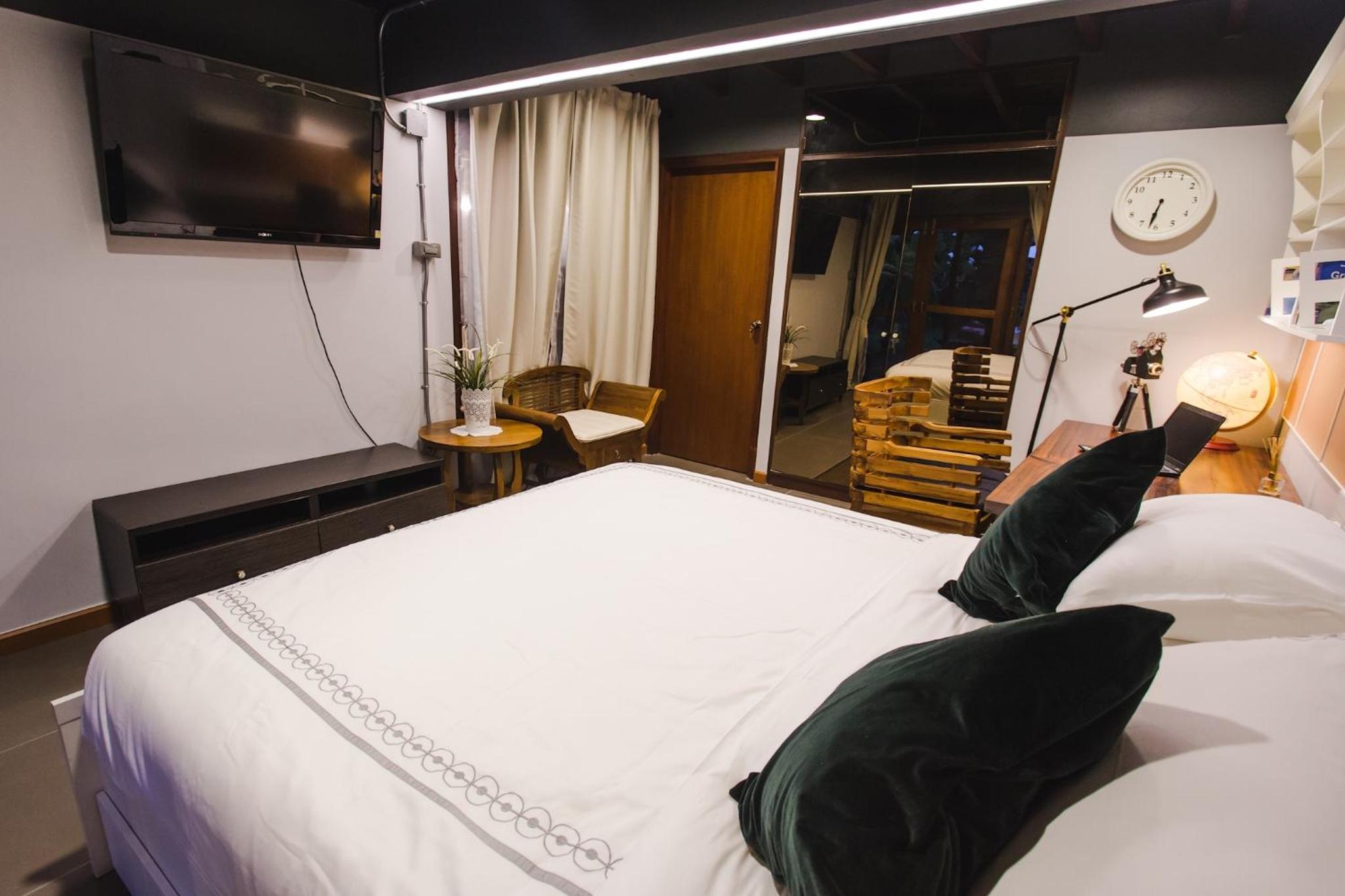 Deluxe King Room photo 1
