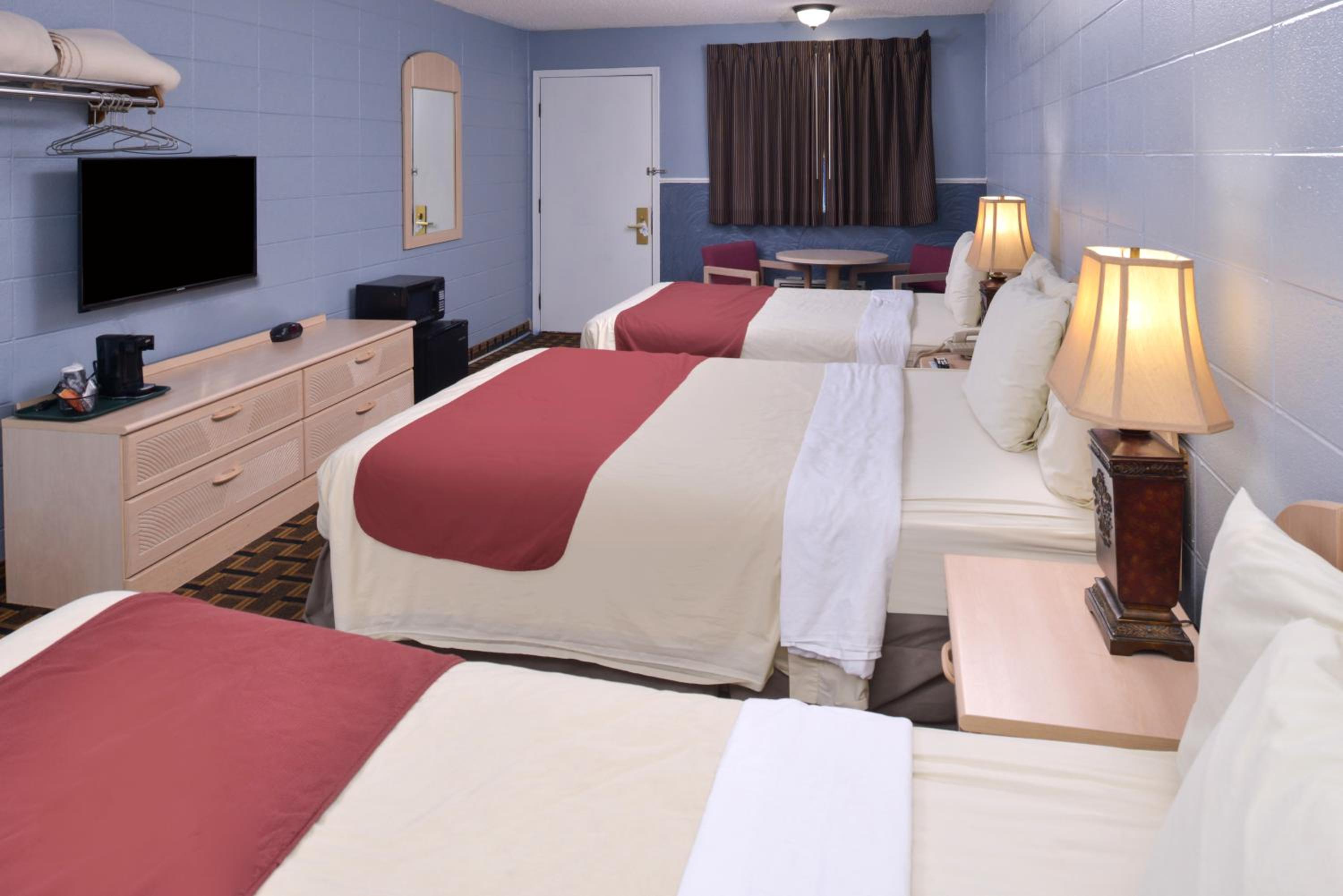 Triple Room with Three Double Beds - Non-Smoking photo 2