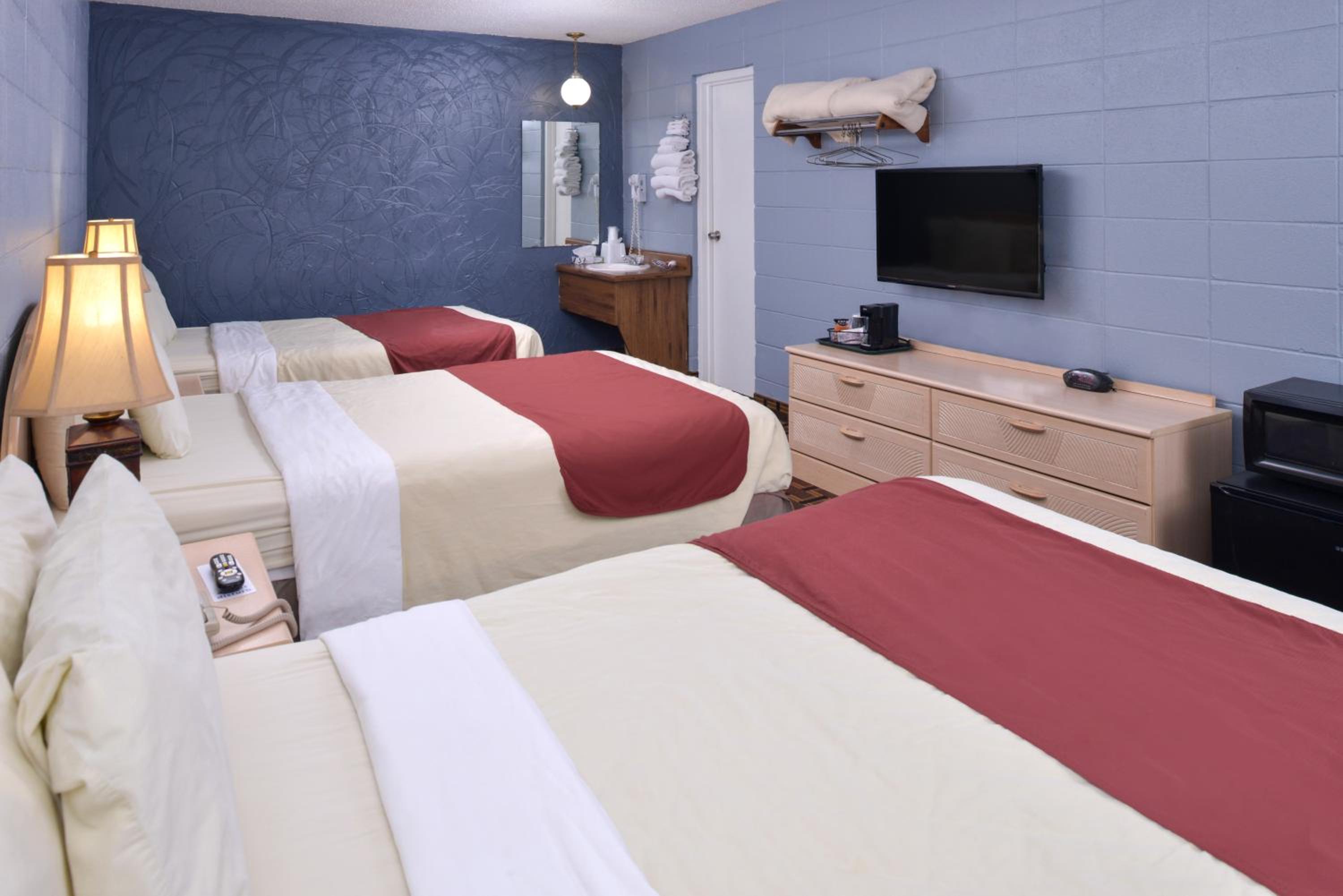 Triple Room with Three Double Beds - Non-Smoking photo 1