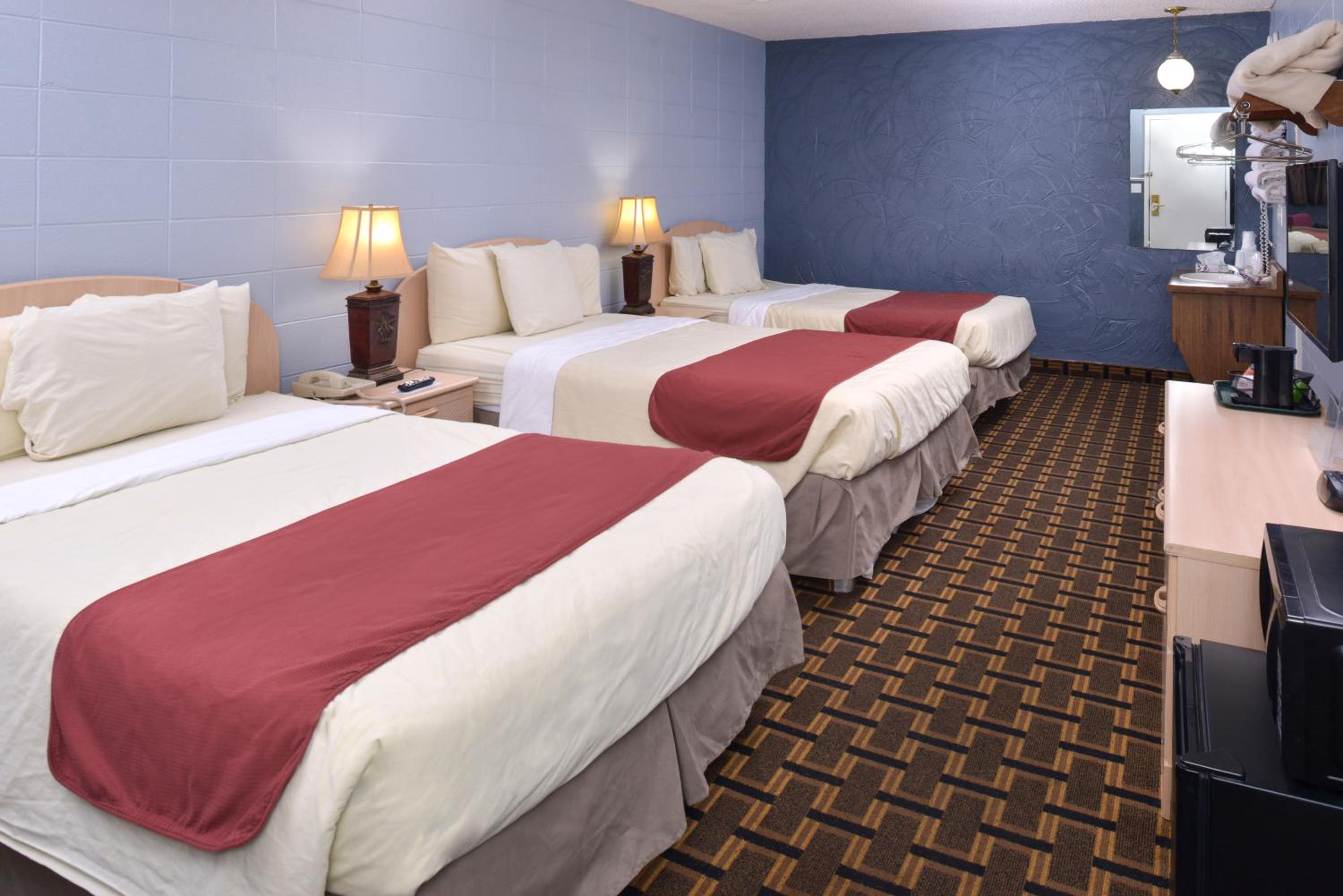 Triple Room with Three Double Beds - Non-Smoking photo 3