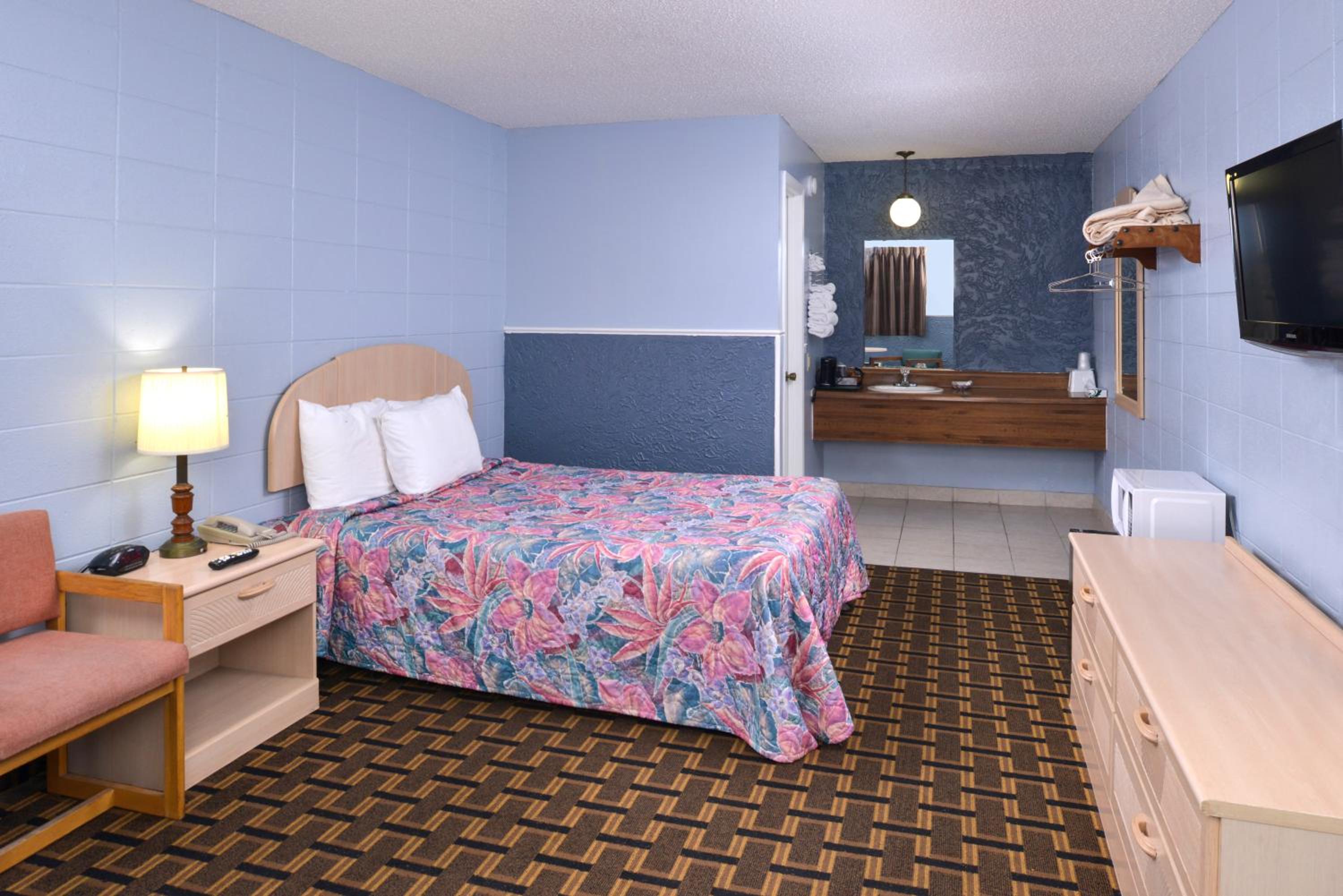 King Bed Jacuzzi Non-Smoking - Photo 4