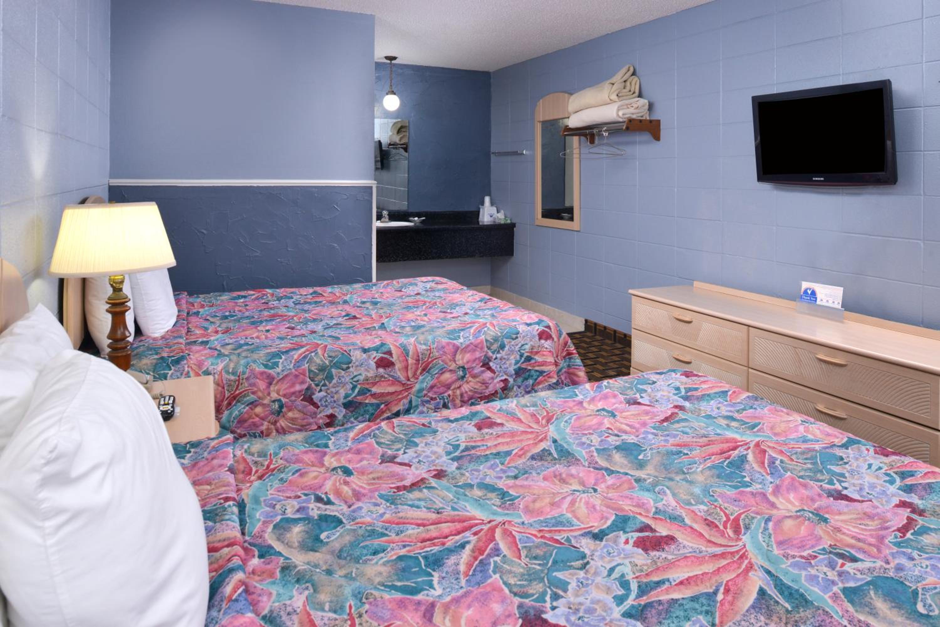 Standard Double Room with Two Queen Beds - Photo 3