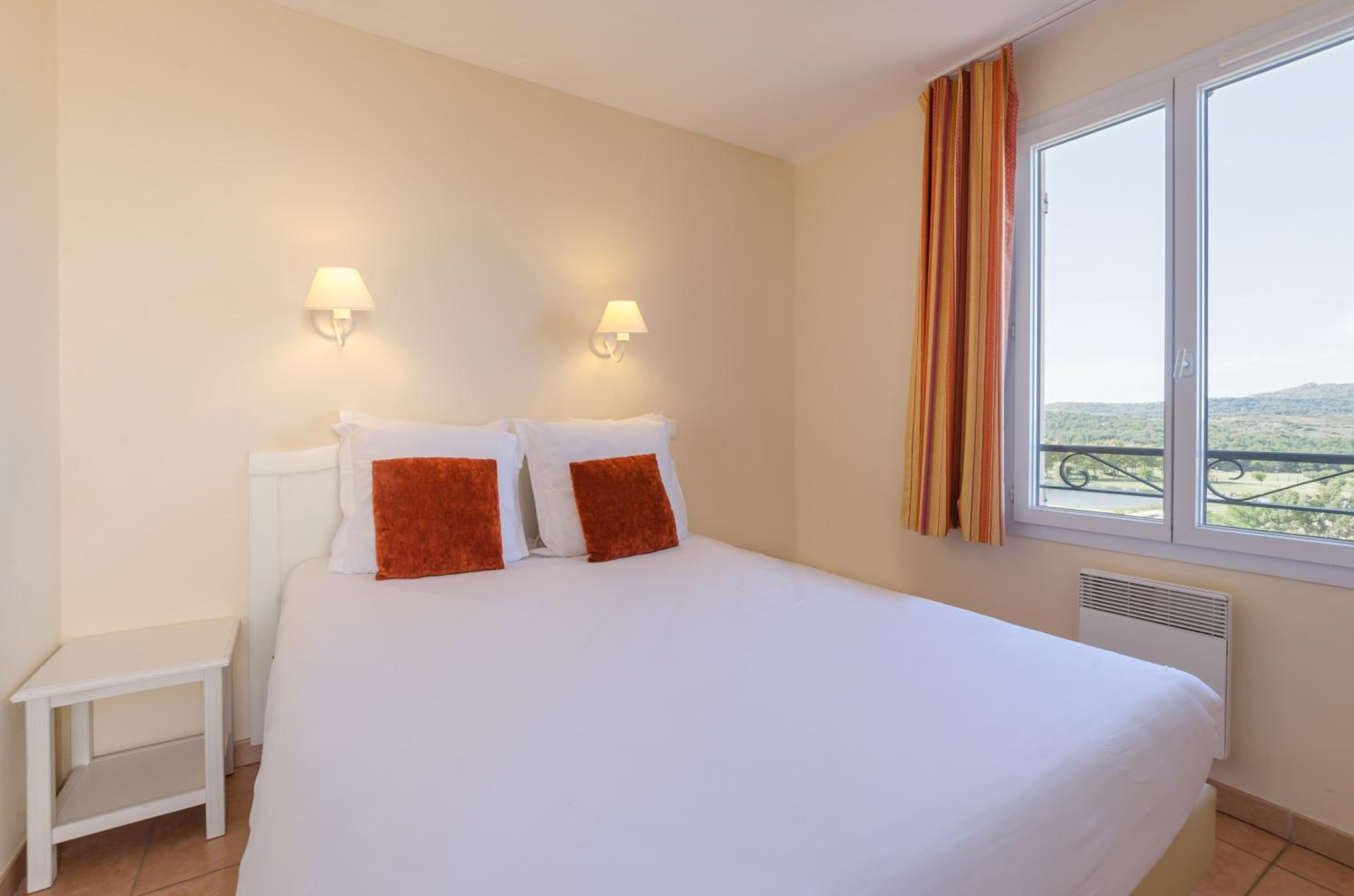 Superior One-Bedroom Apartment with Air Conditioning and Terrace or Balcony (5 People) photo 1