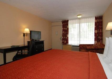 Queen Room - Non-Smoking photo 3