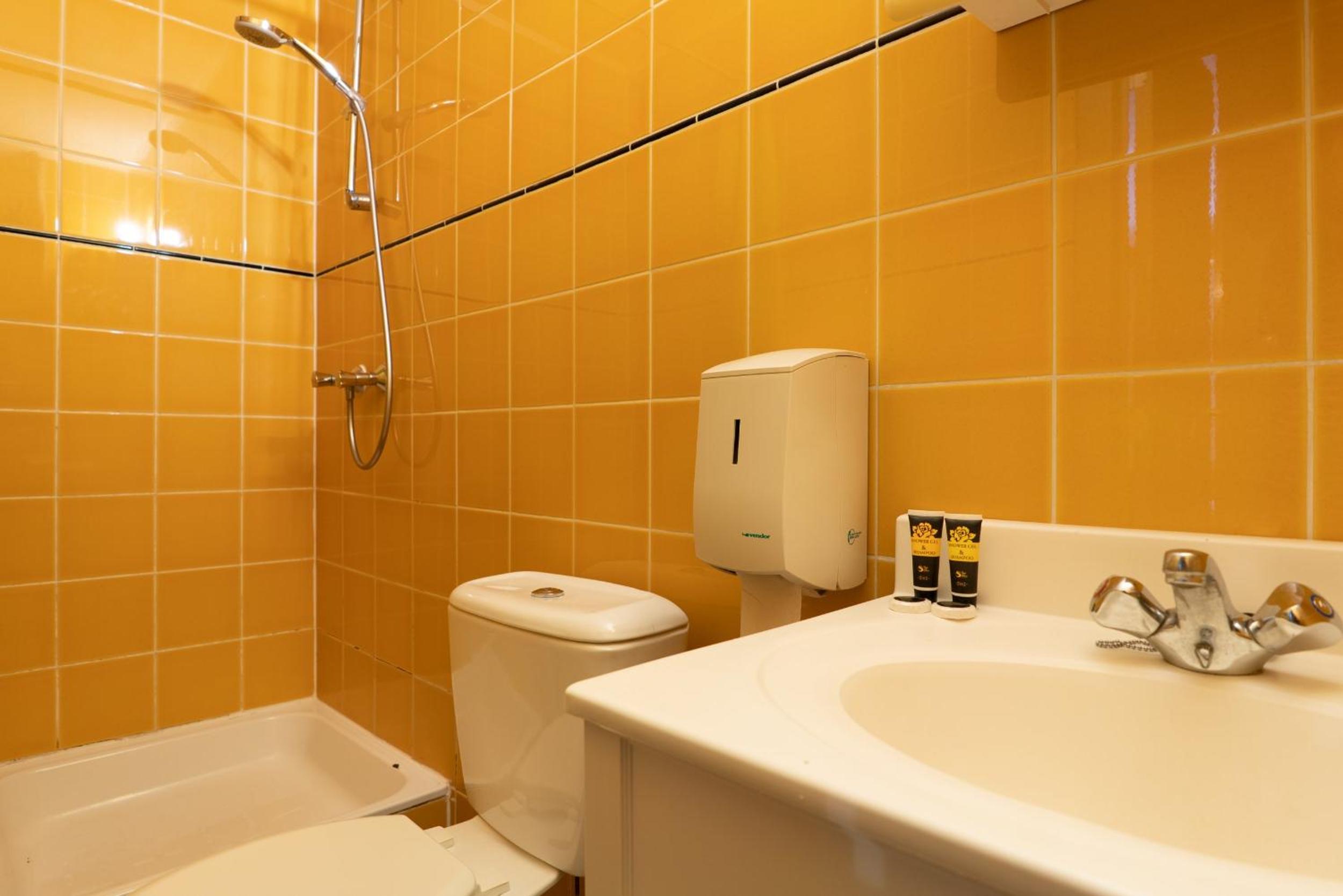 Standard King Room with Private Bathroom photo 1