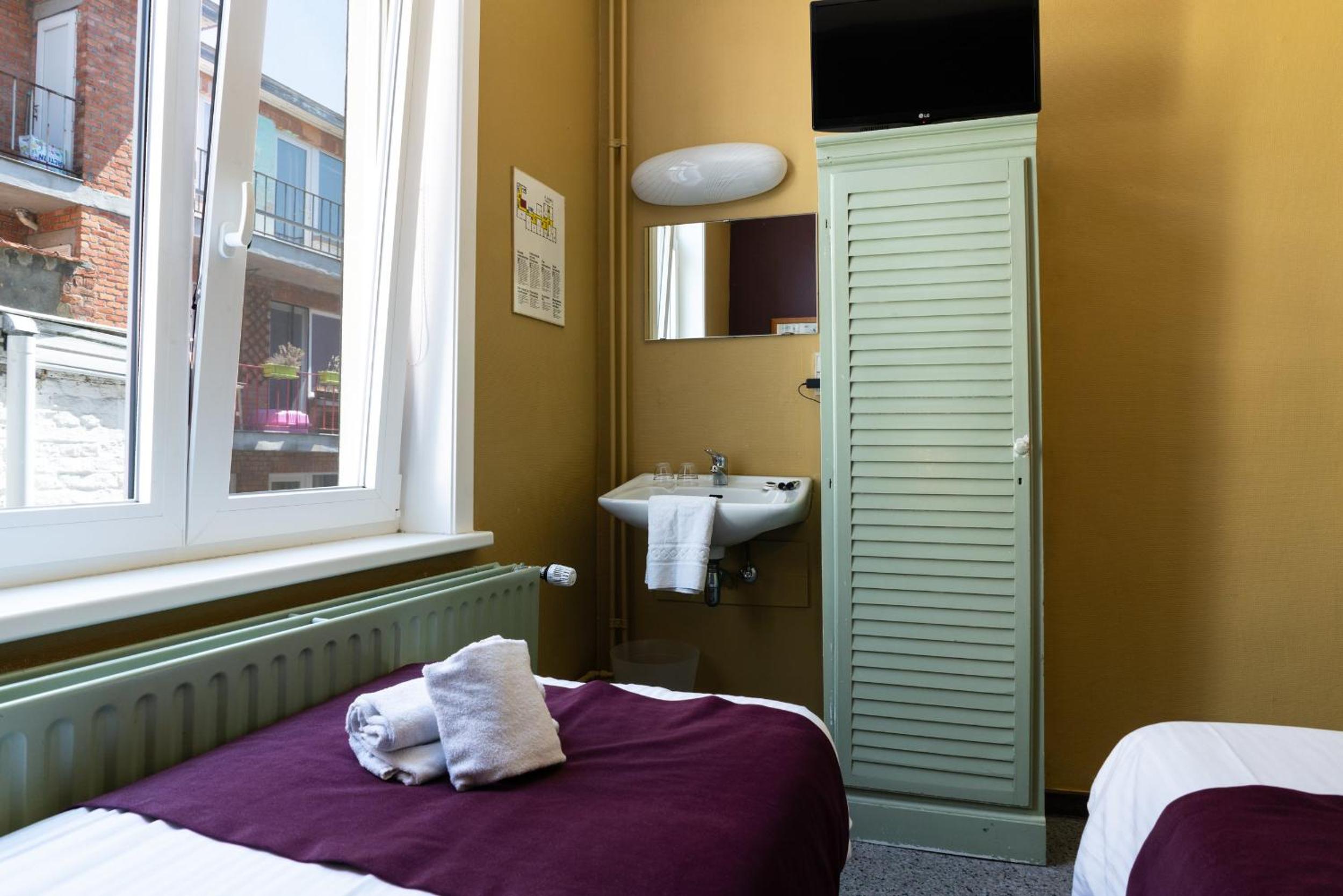 Double Room with Shared Bathroom photo 3