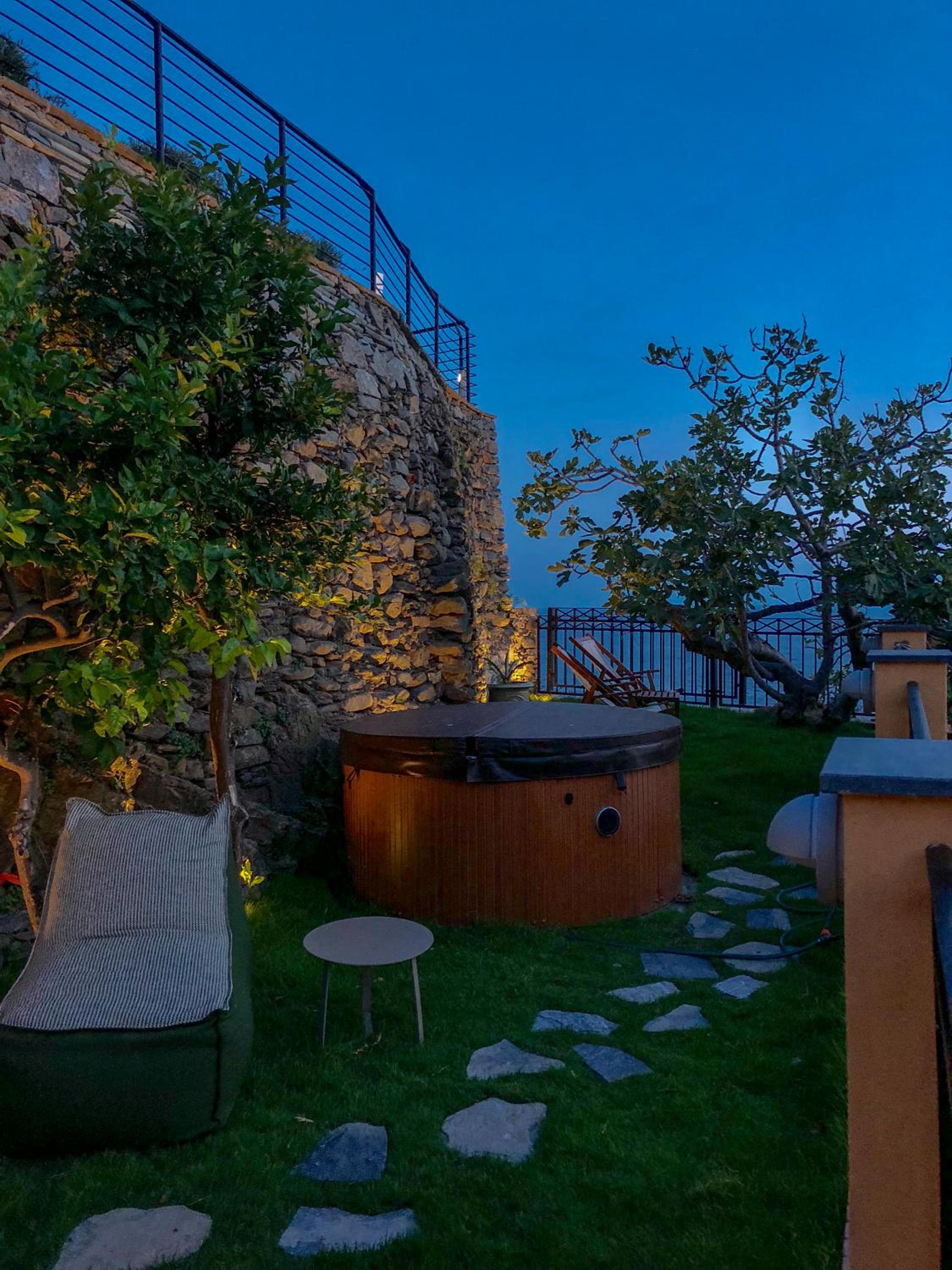 Deluxe Double Room with Balcony and Sea View - Photo 19