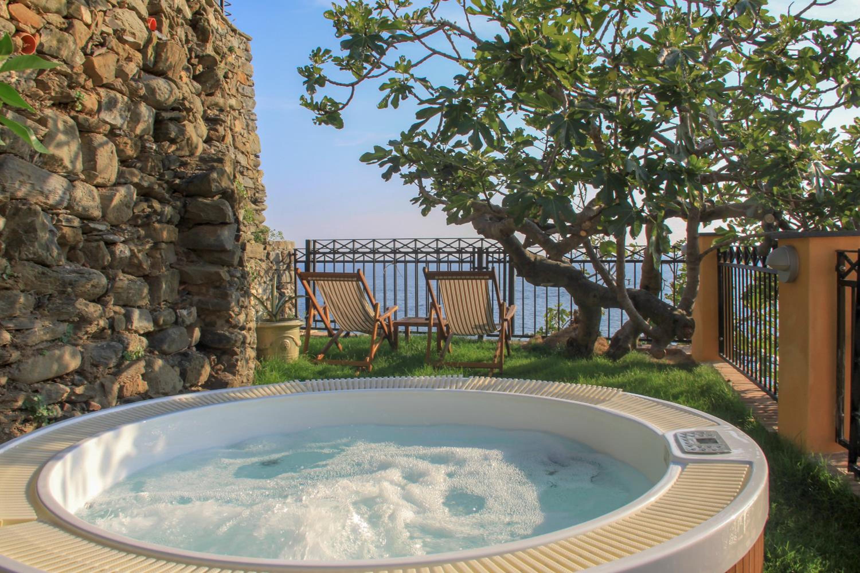 Deluxe Double Room with Balcony and Sea View - Photo 35