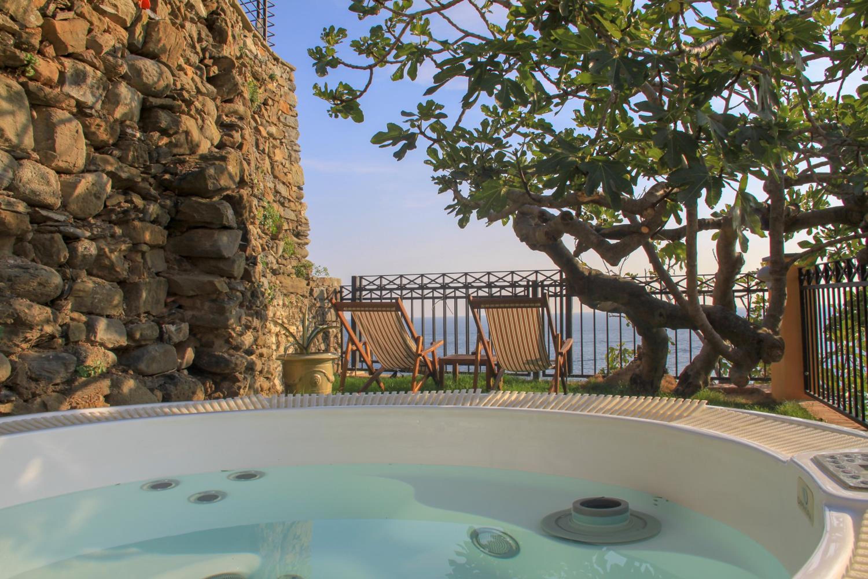 Deluxe Double Room with Balcony and Sea View - Photo 3