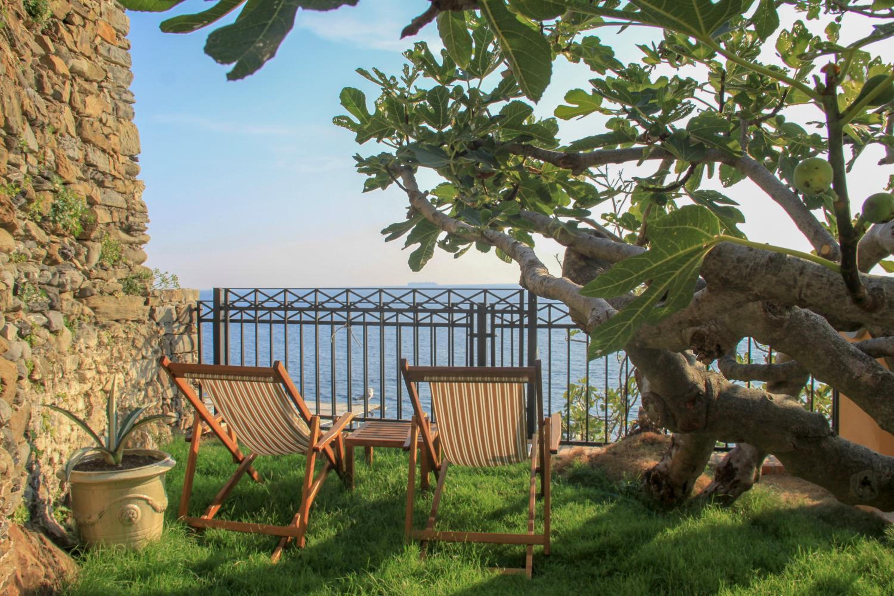 Deluxe Double Room with Balcony and Sea View - Photo 21