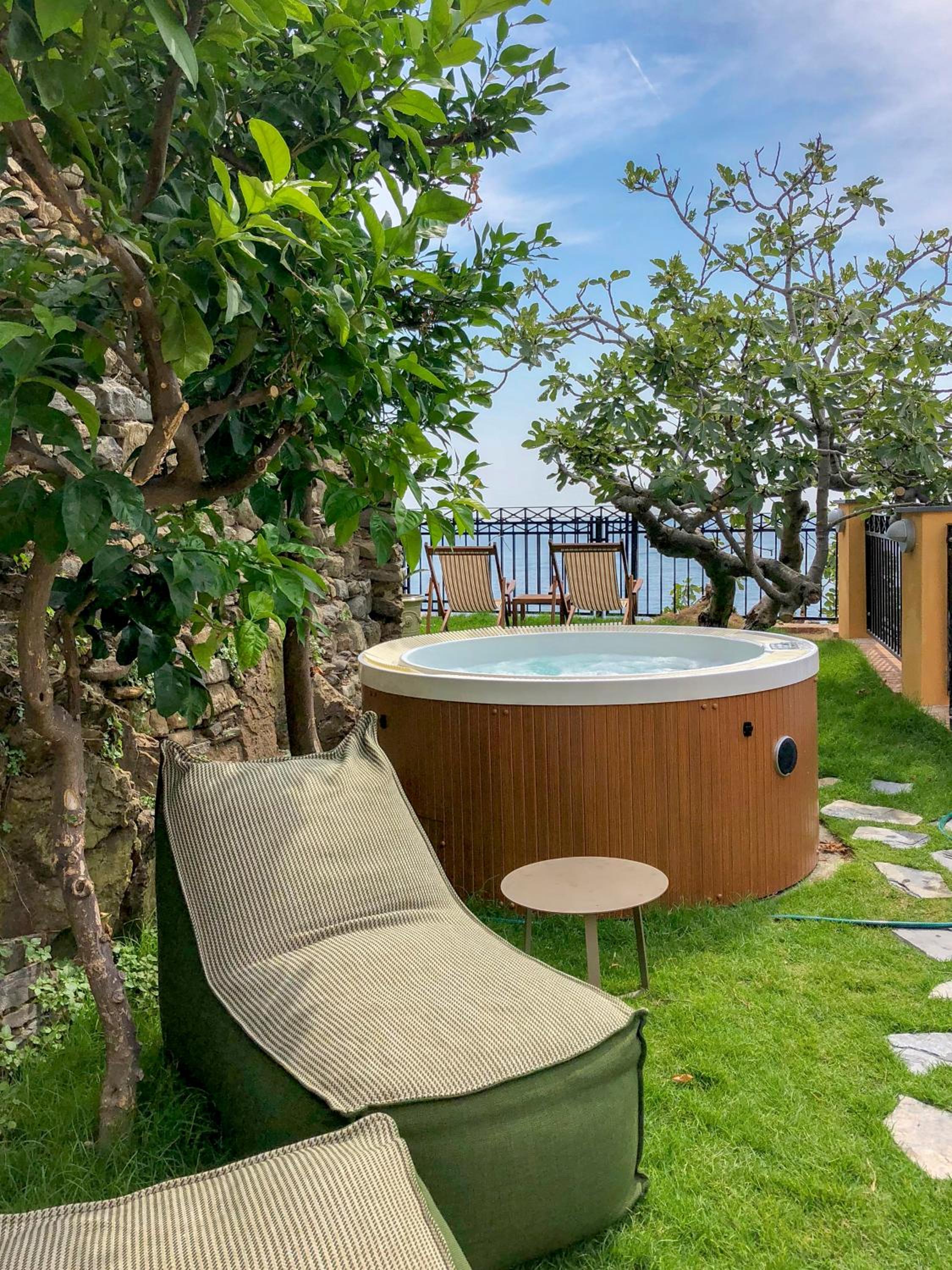 Deluxe Double Room with Balcony and Sea View - Photo 26