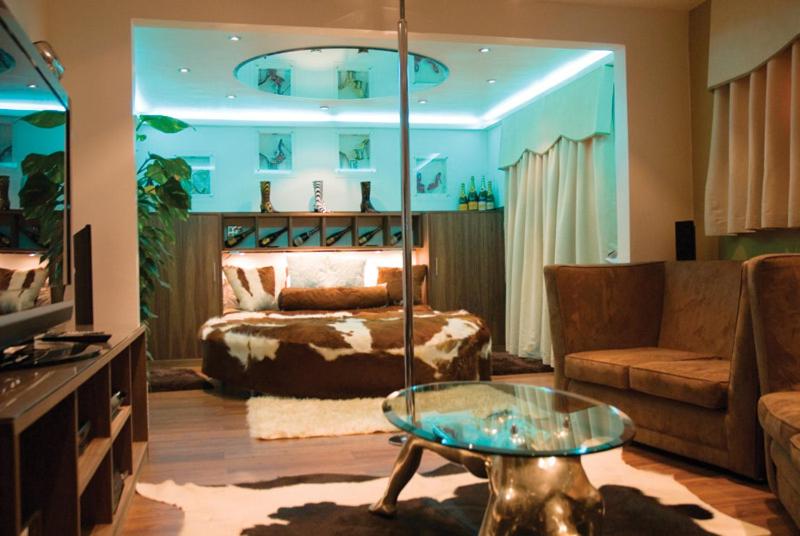 Luxury Suite with Spa Bath - Photo 4