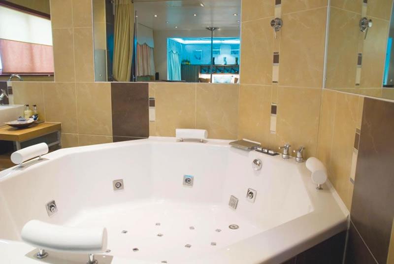 Luxury Suite with Spa Bath - Photo 6
