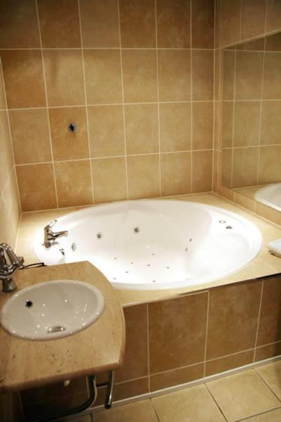 Suite with Spa Bath - Photo 4
