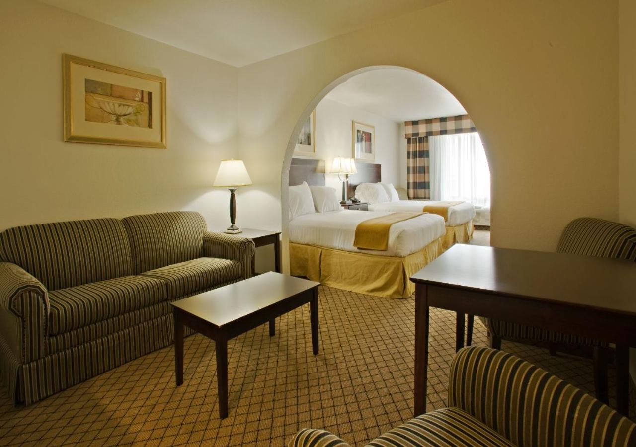 Queen Suite with Two Queen Beds photo 1
