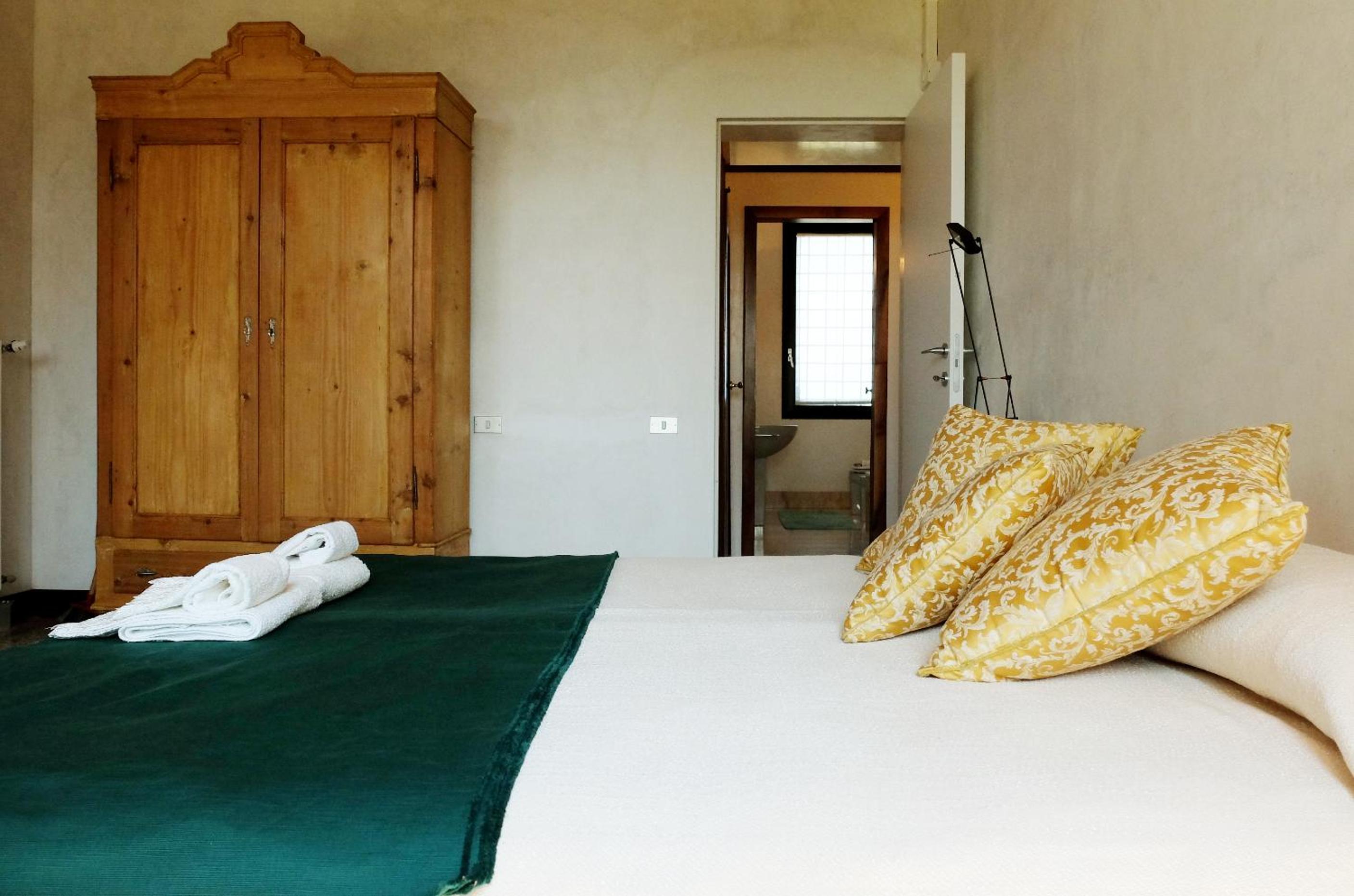 Deluxe Room - Photo 9