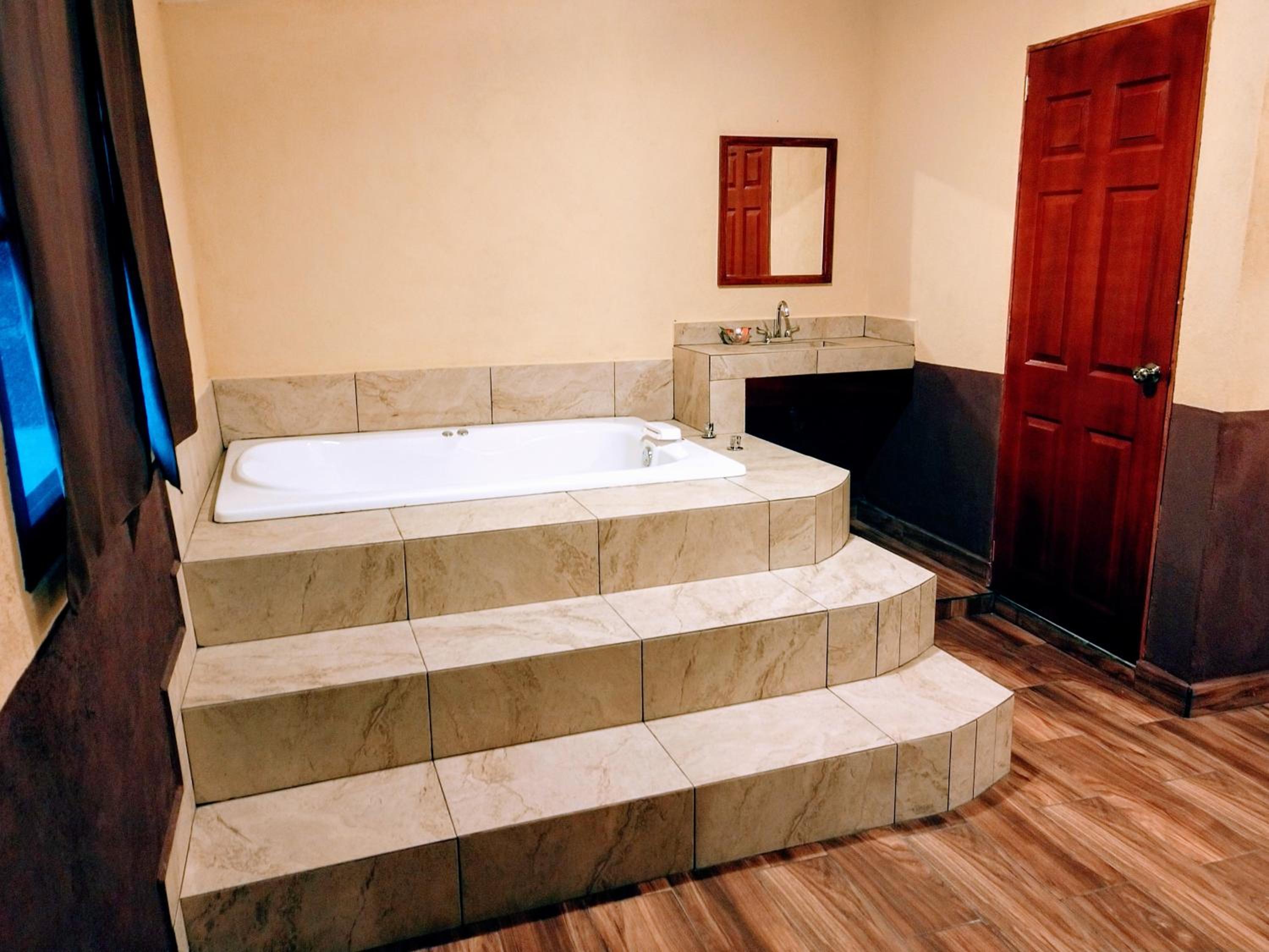 King Room with Spa Bath - Photo 5