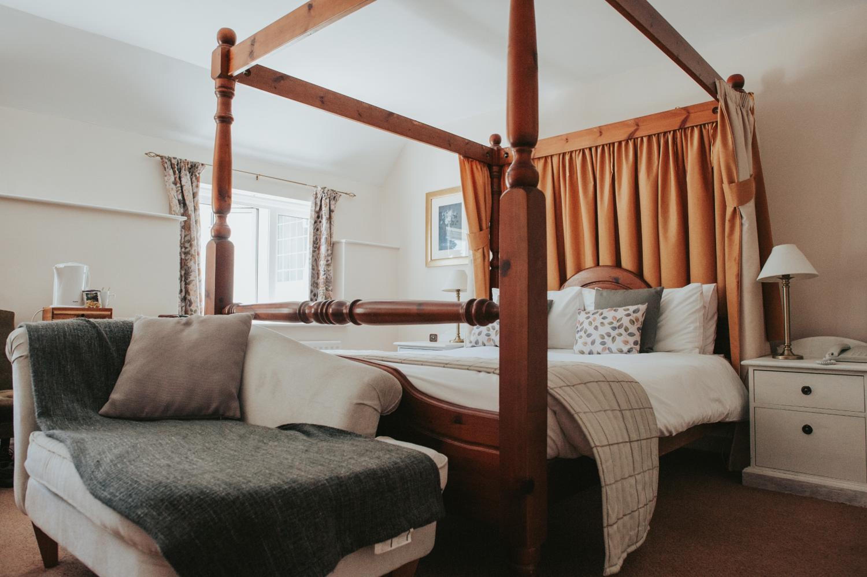 Double Room with Four Poster Bed - Photo 2