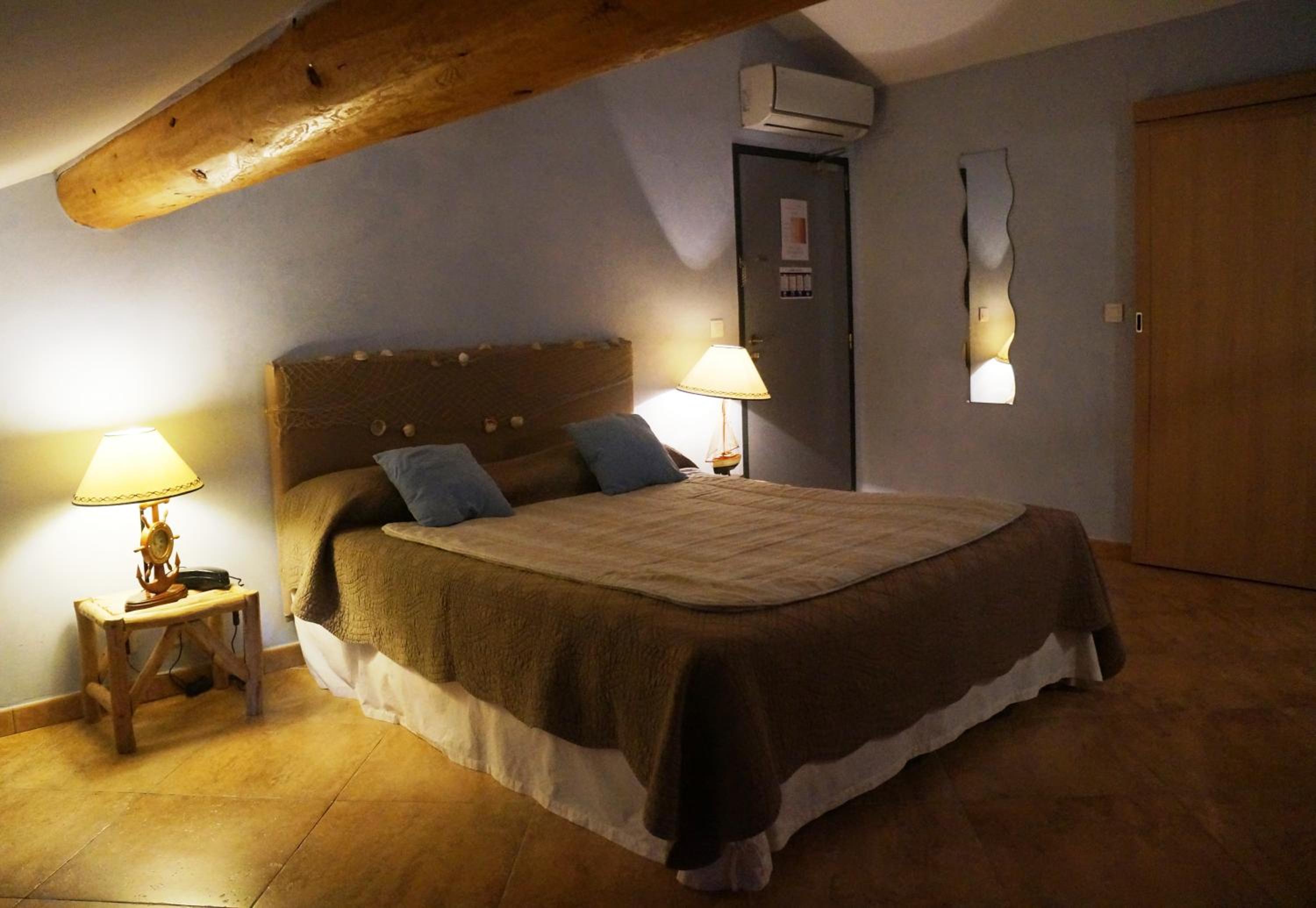 Standard Double Room - Attic - Photo 7