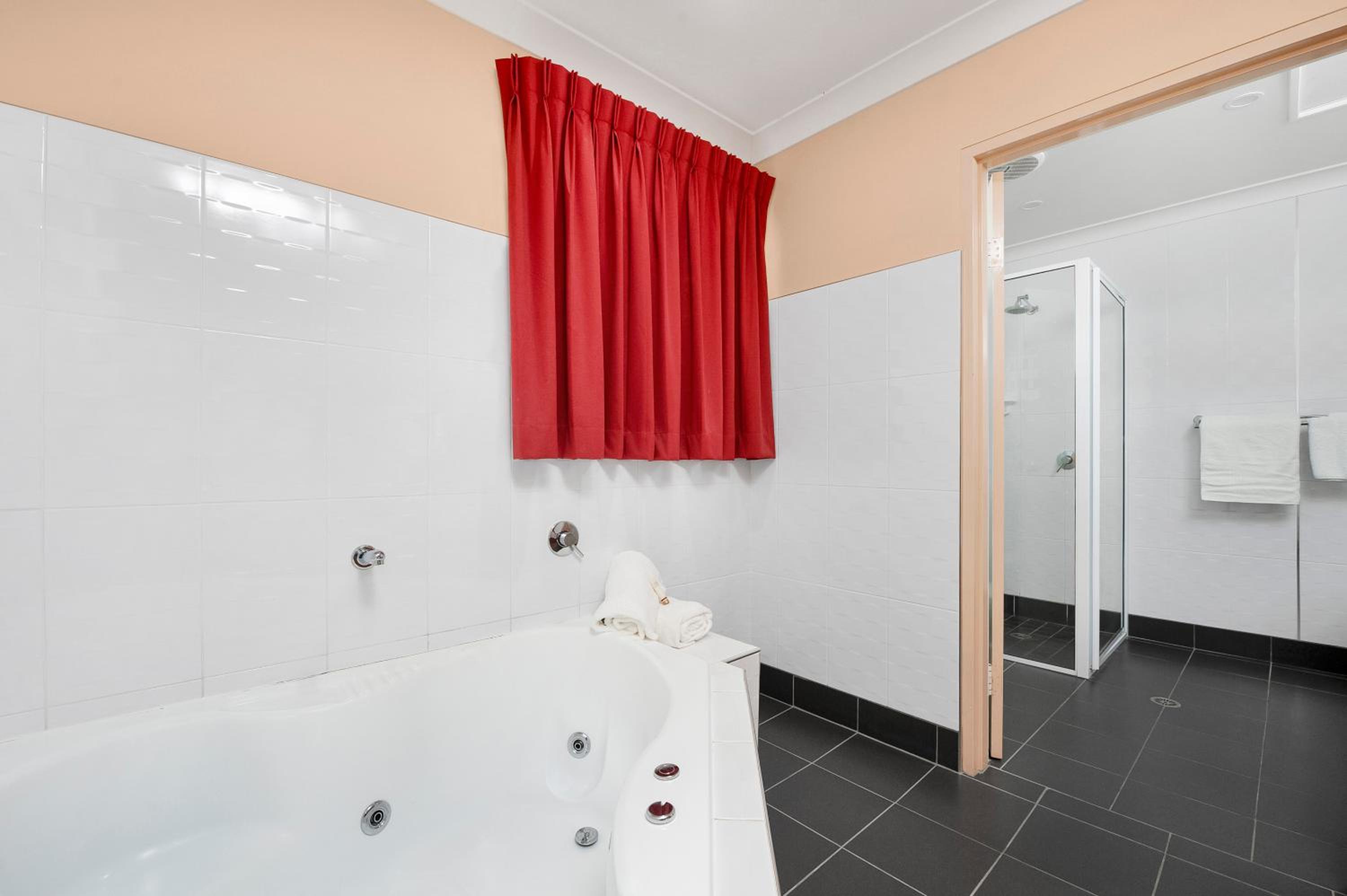 King Room with Spa Bath - Photo 10
