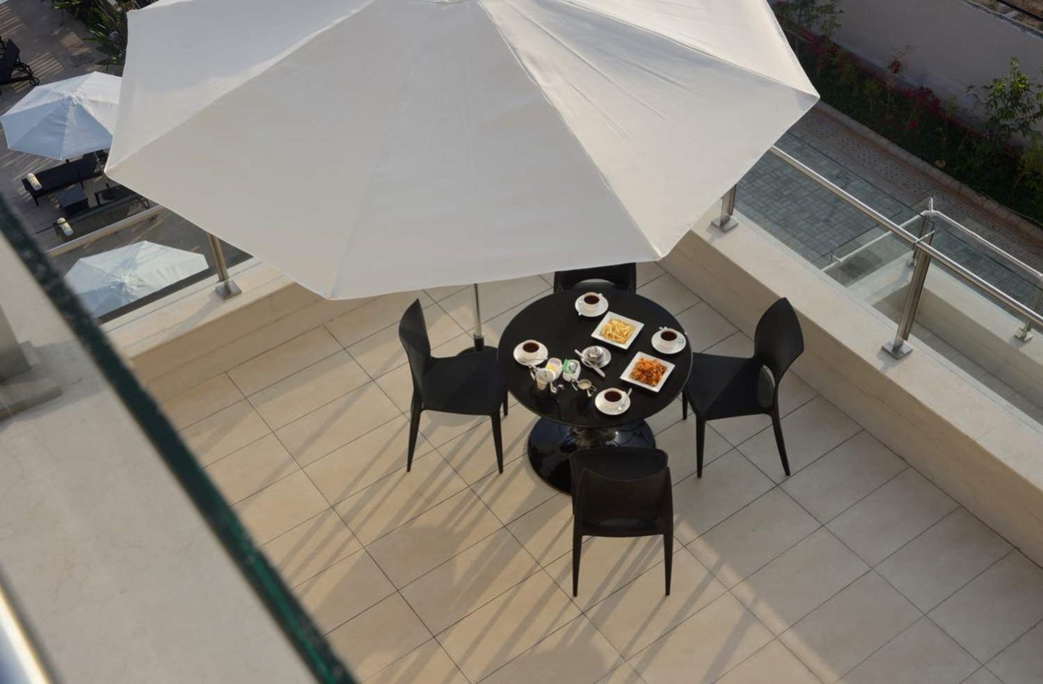 Suite  With 1 Dbl Bed - 25% Off on Laundry, Complimentary Welcome Drink on arrival, Signature Activities & Experiences , Complimentary In-Room Refreshments, featuring Fruit Basket, Cookie Platter photo 2